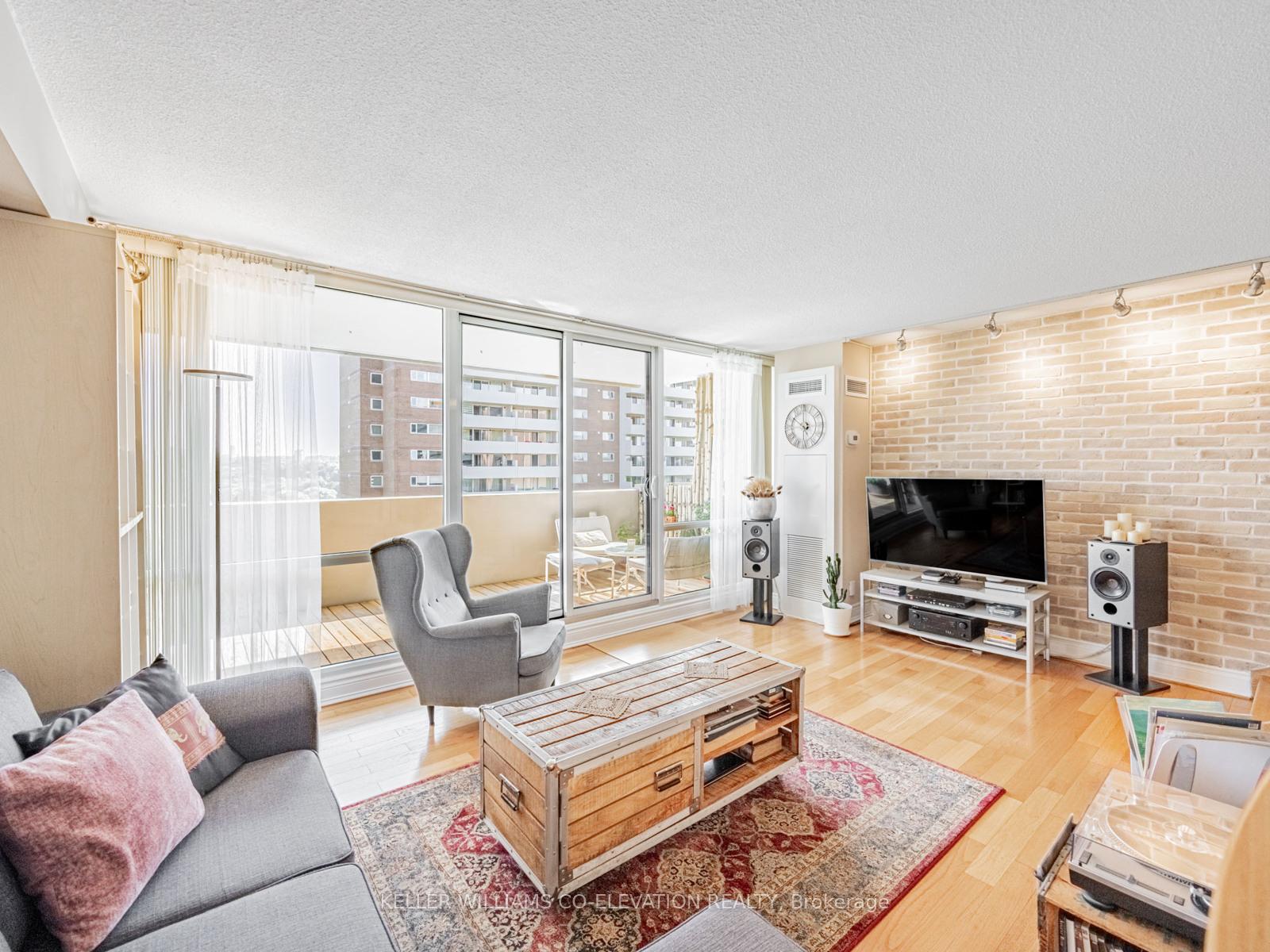 3 Bedrooms Condo at 250 Scarlett, Toronto For sale