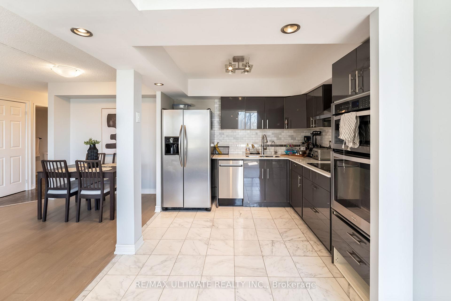 2 Bedrooms Condo at 1485 Lakeshore,  Mississauga For sale