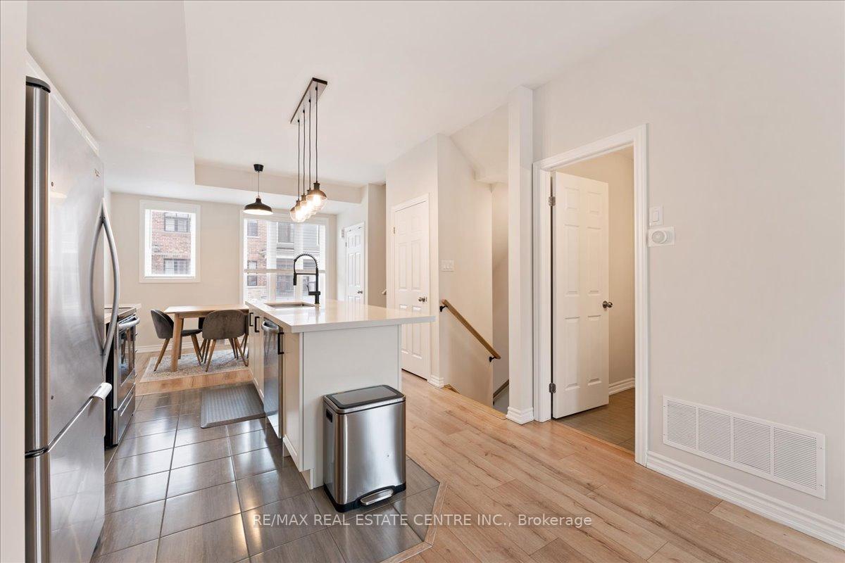 2 Bedrooms Condo at 219 Dundas, Hamilton For sale