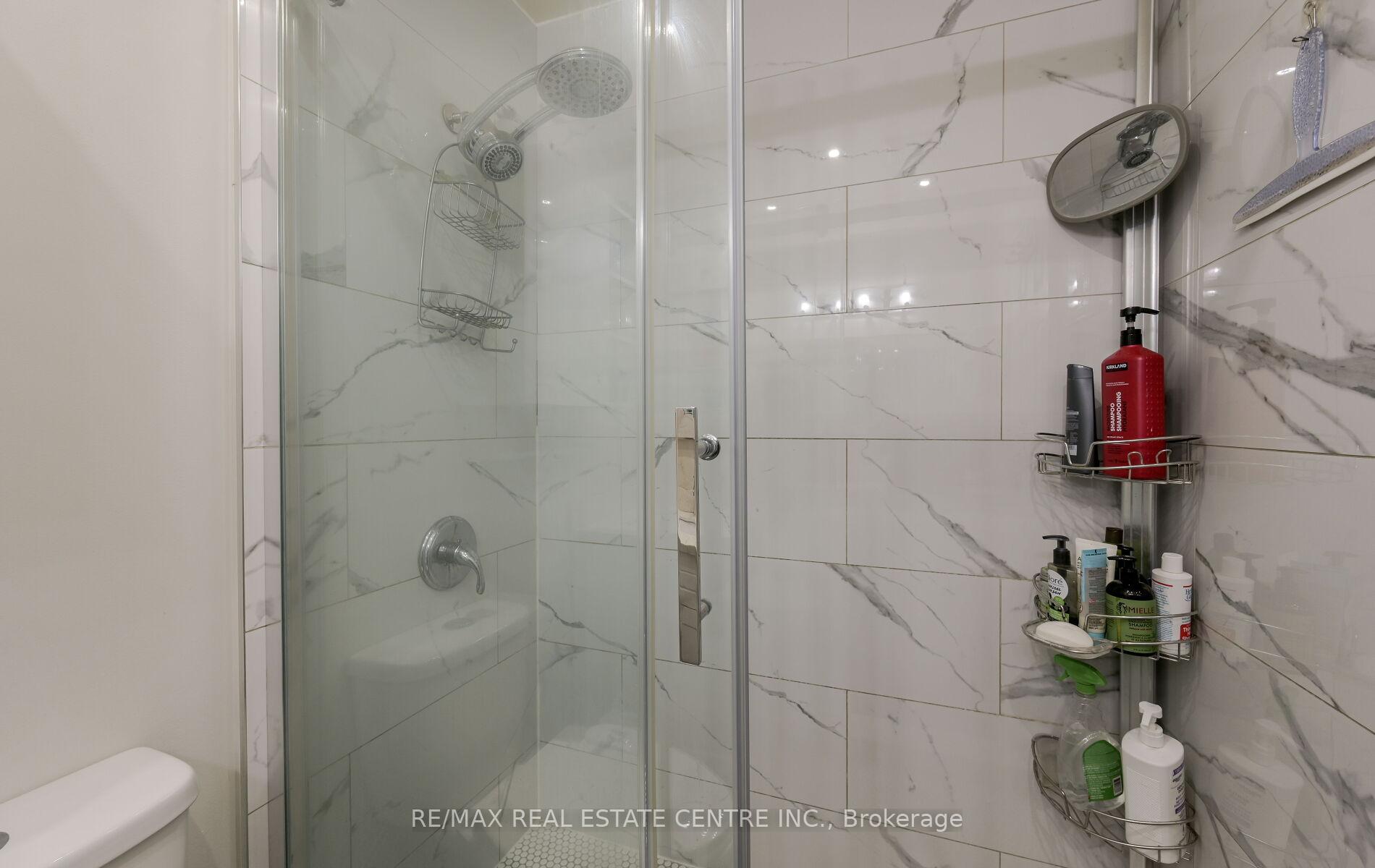 3 Bedrooms Condo at 200 Robert Speck, Mississauga For sale