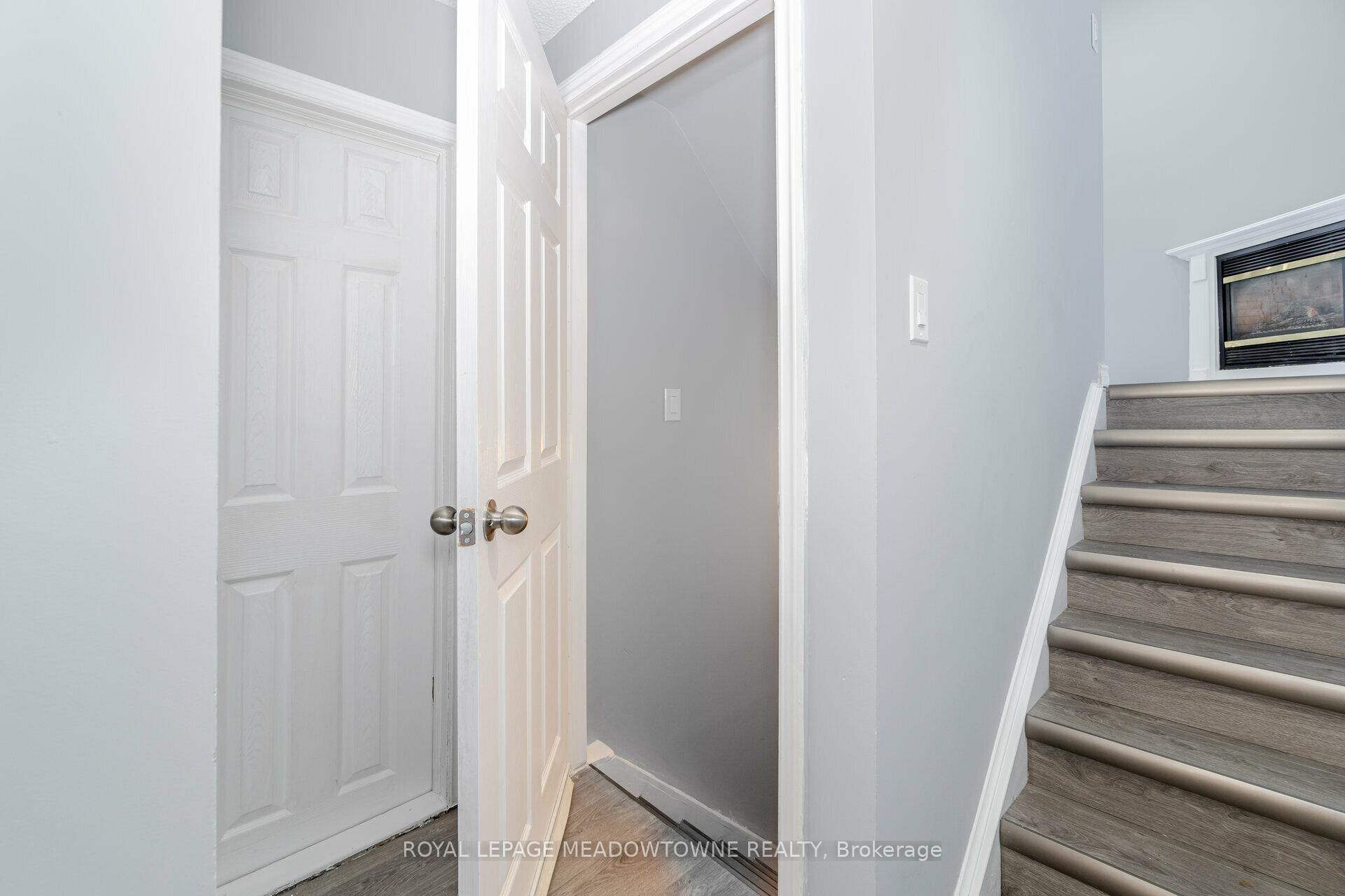 3 Bedrooms Condo at 11 Harrisford, Hamilton For sale