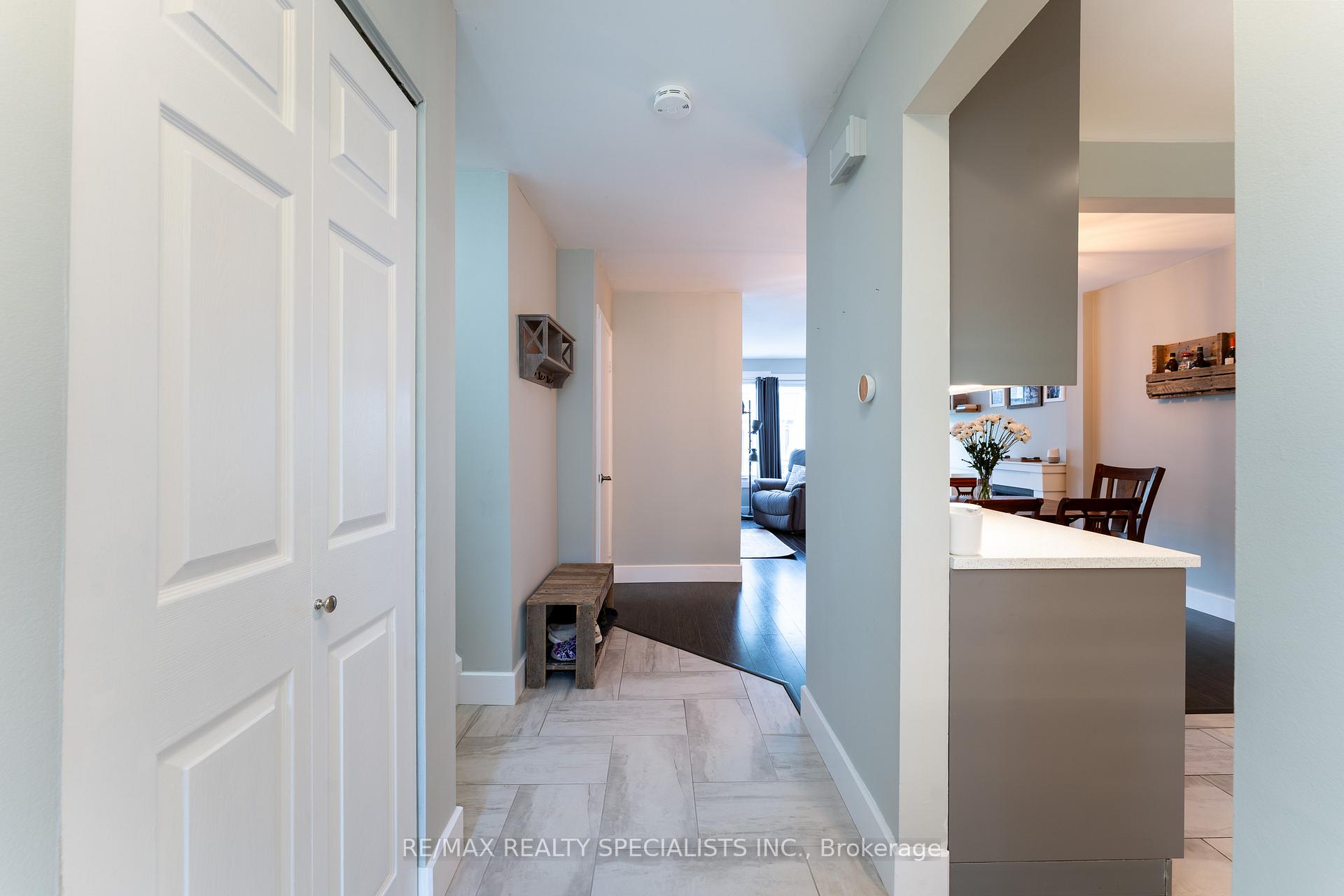 3 Bedrooms Condo at 2050 Upper Middle, Burlington For sale
