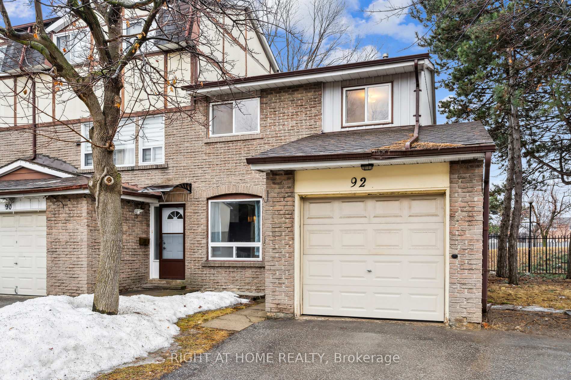 6 Bedrooms Condo at 44 Chester Le, Toronto For sale