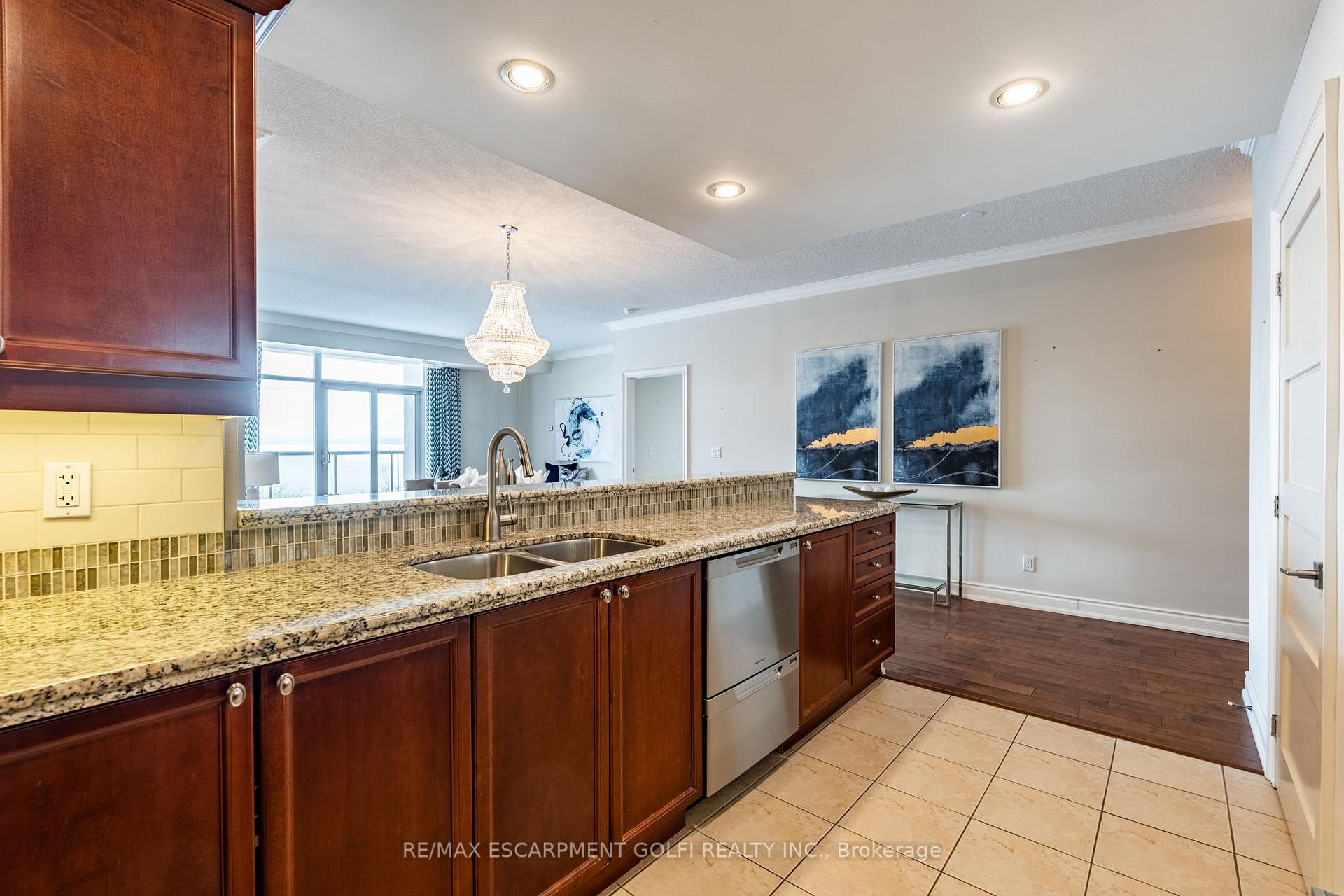 2 Bedrooms Condo at 1477 Lakeshore, Burlington For sale