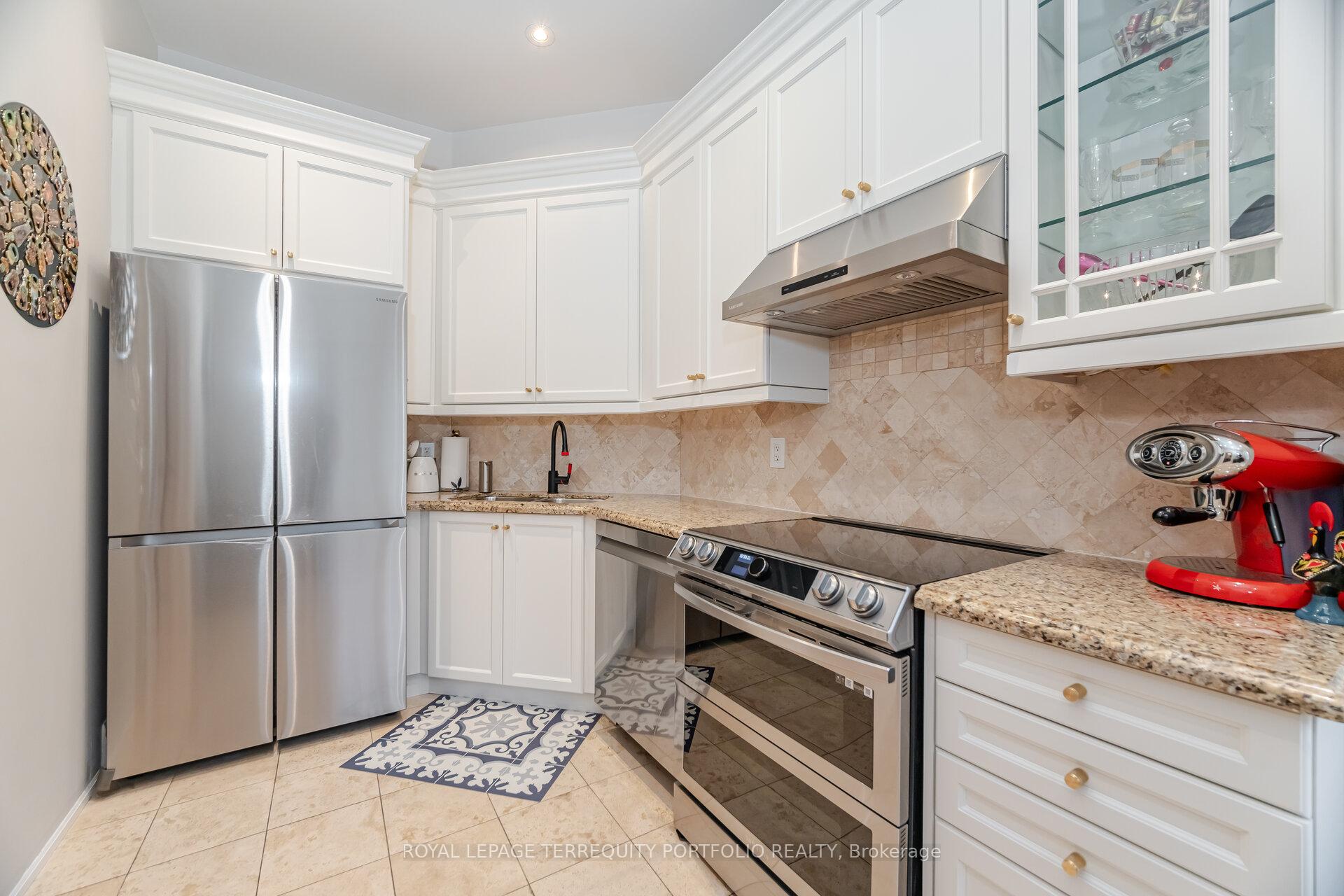 4 Bedrooms Condo at 51 York Mills,  Toronto For sale