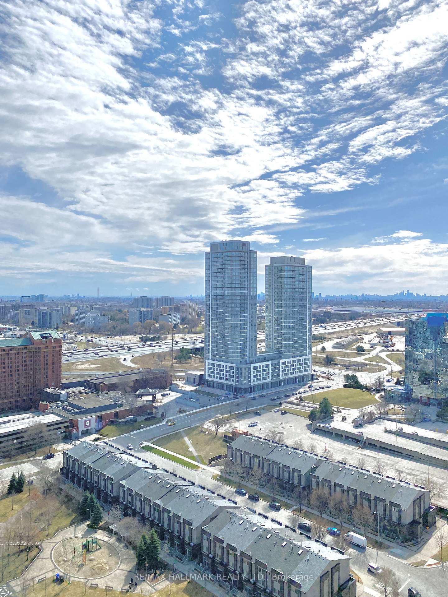 2 Bedrooms Condo at 225 Village Green, Toronto For sale