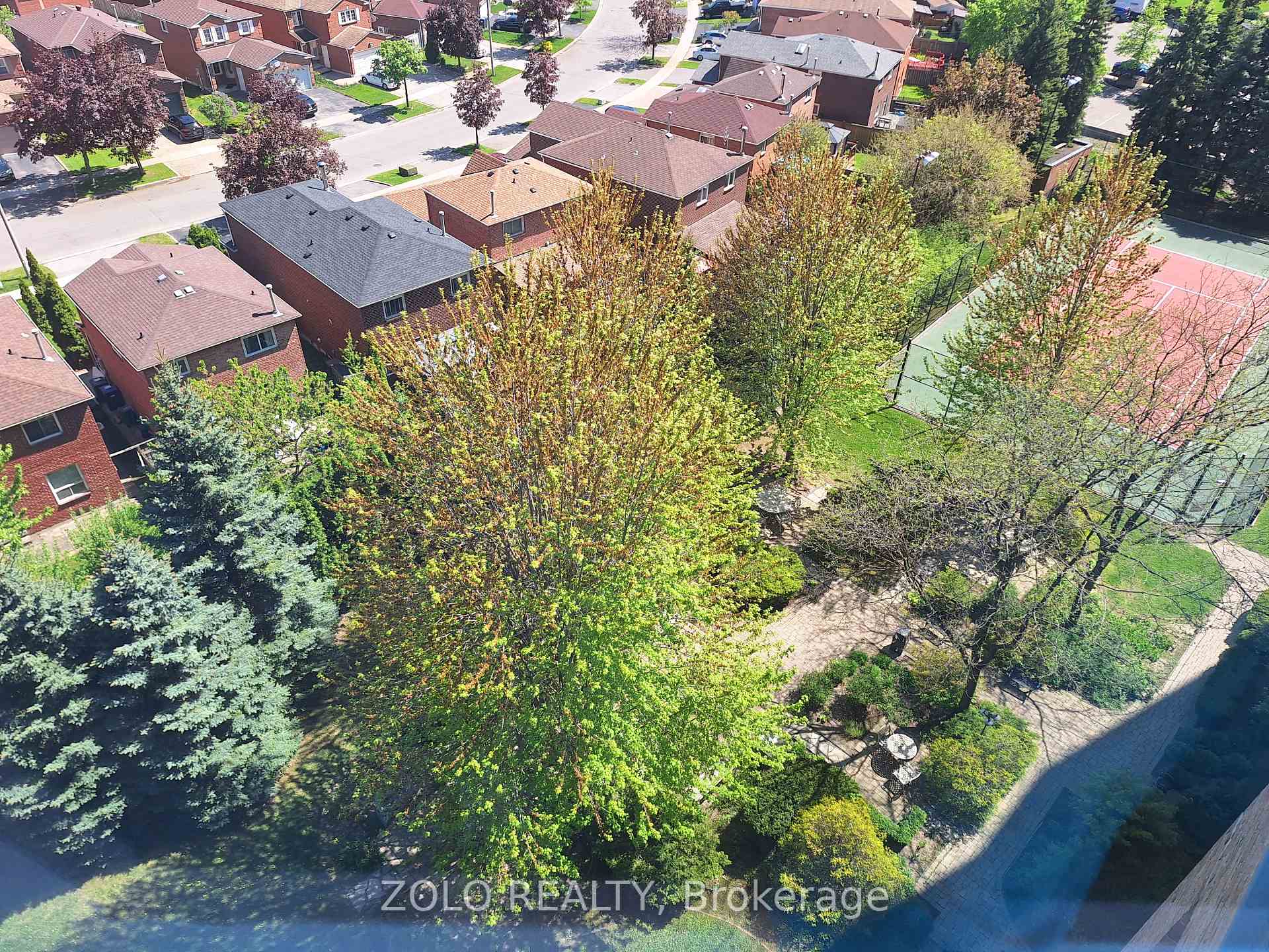 3 Bedrooms Condo at 300 Webb, Mississauga For sale