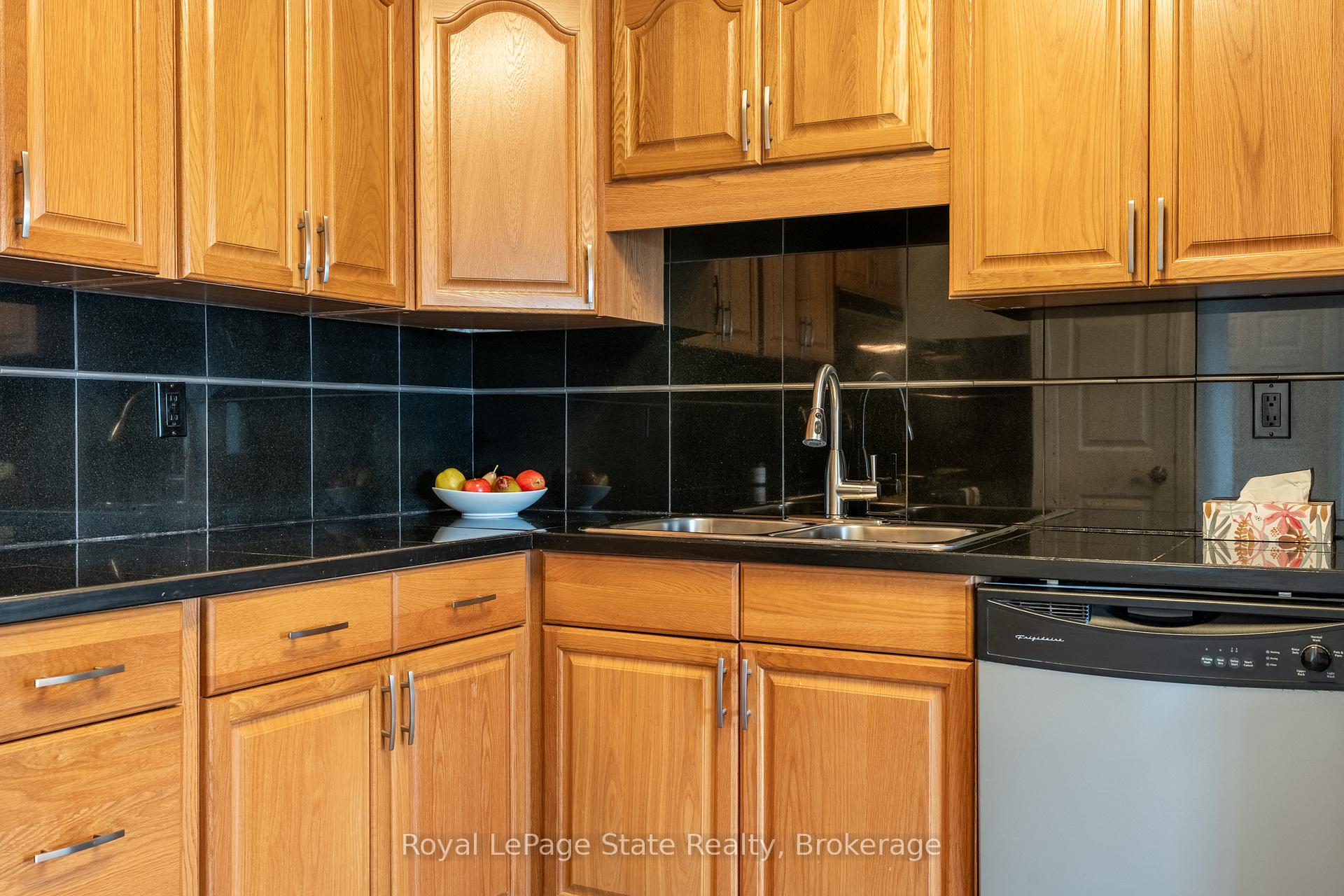 2 Bedrooms Condo at 500 Green,  Hamilton For sale