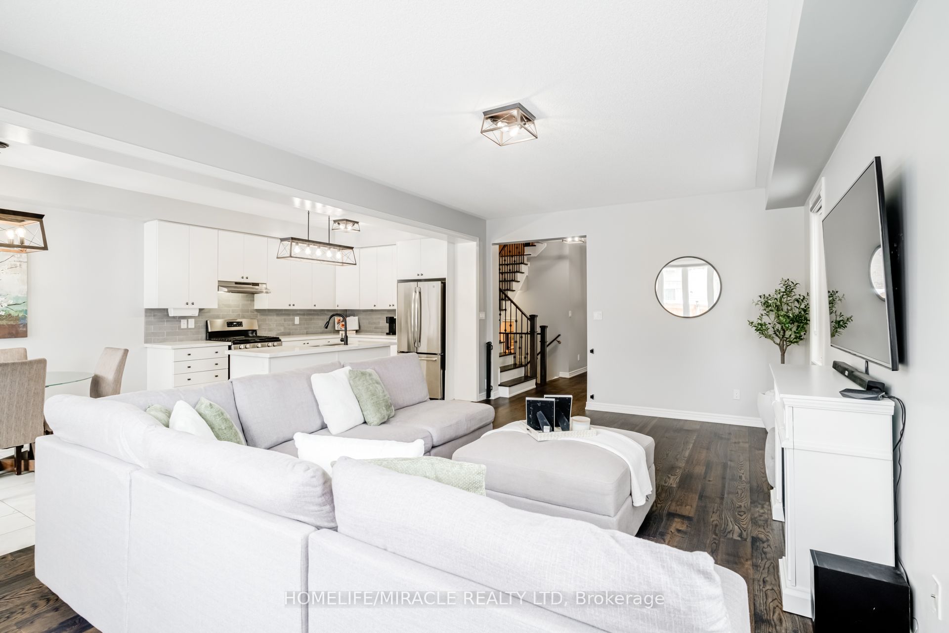 36 Hoard Avenue N