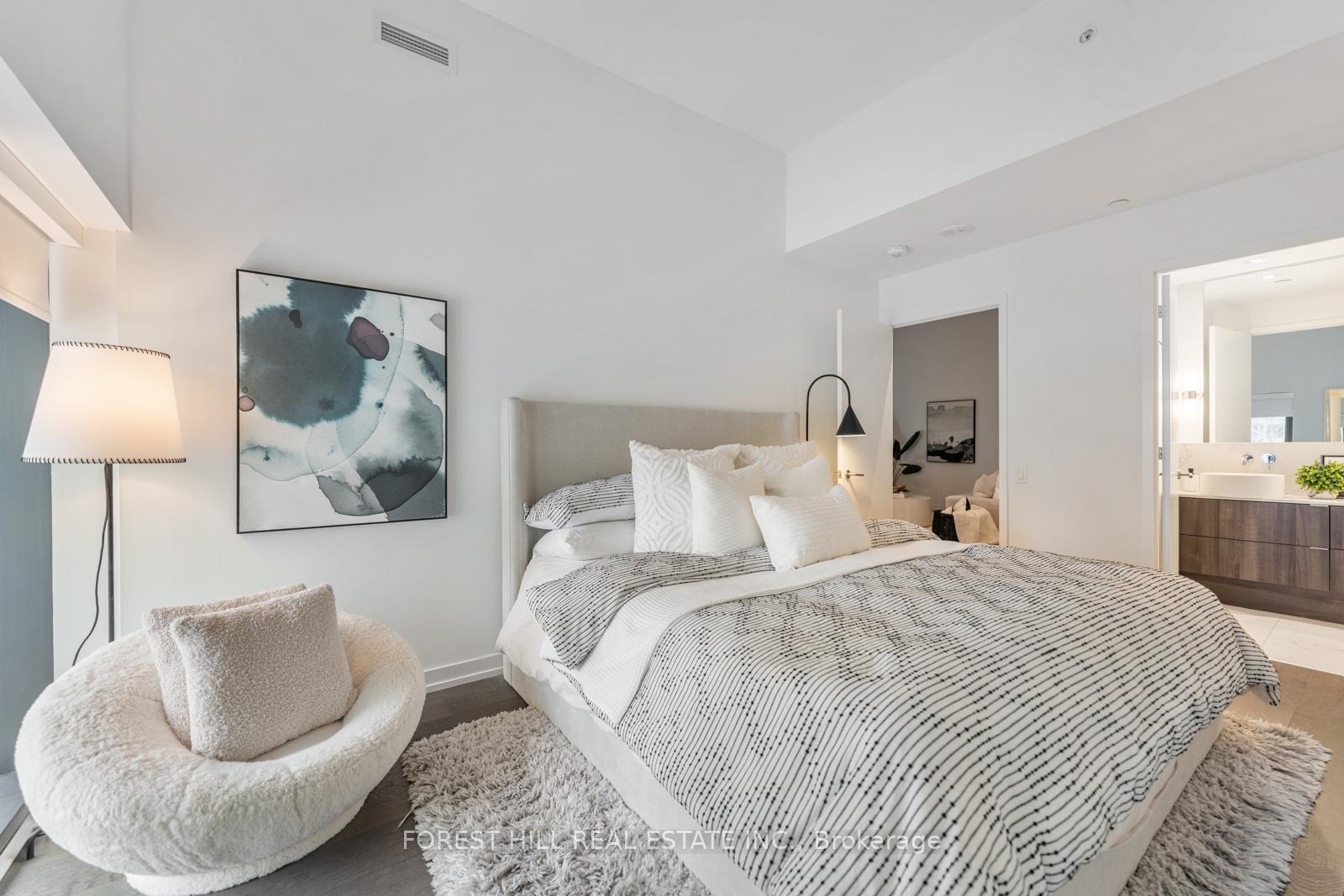 2 Bedrooms Condo at 161 Roehampton, Toronto For sale
