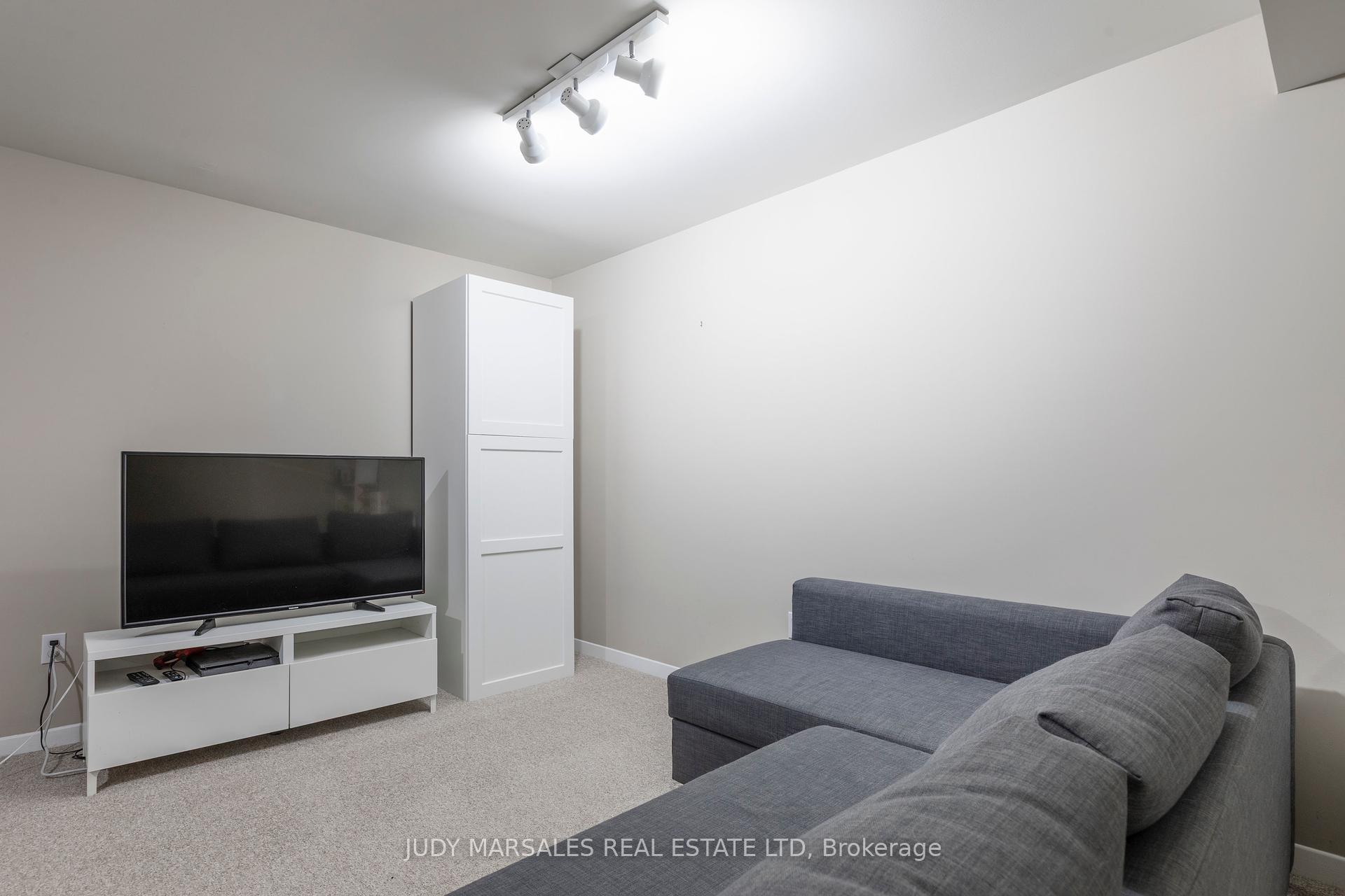 3 Bedrooms Condo at 3035 Glencrest, Burlington For sale