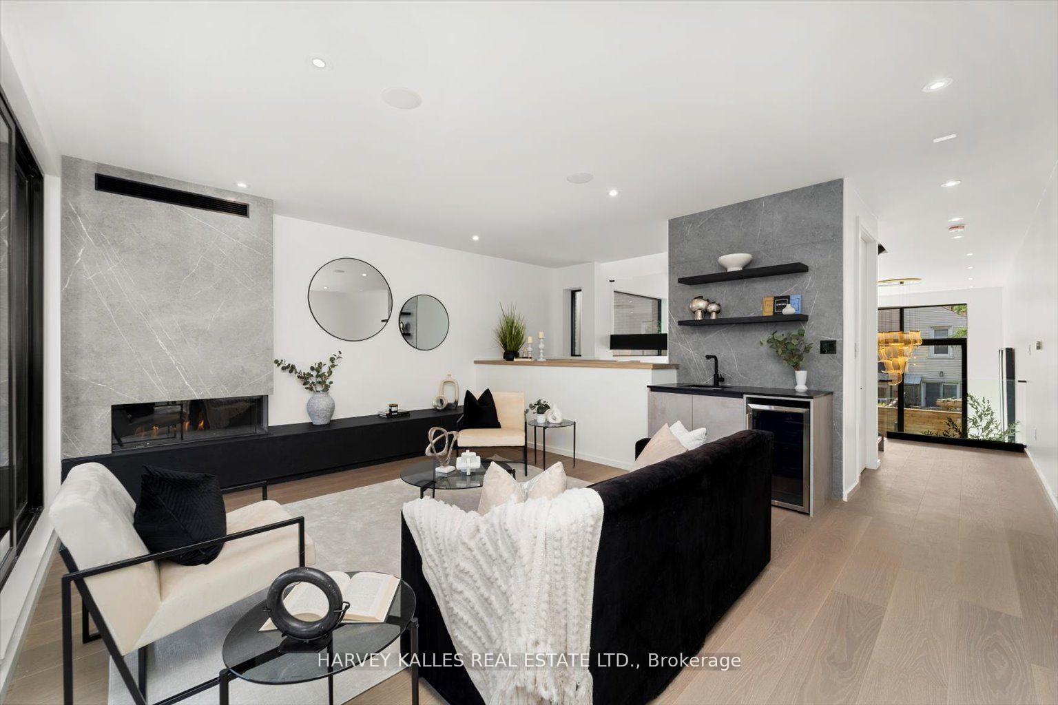 697 Richmond Street W