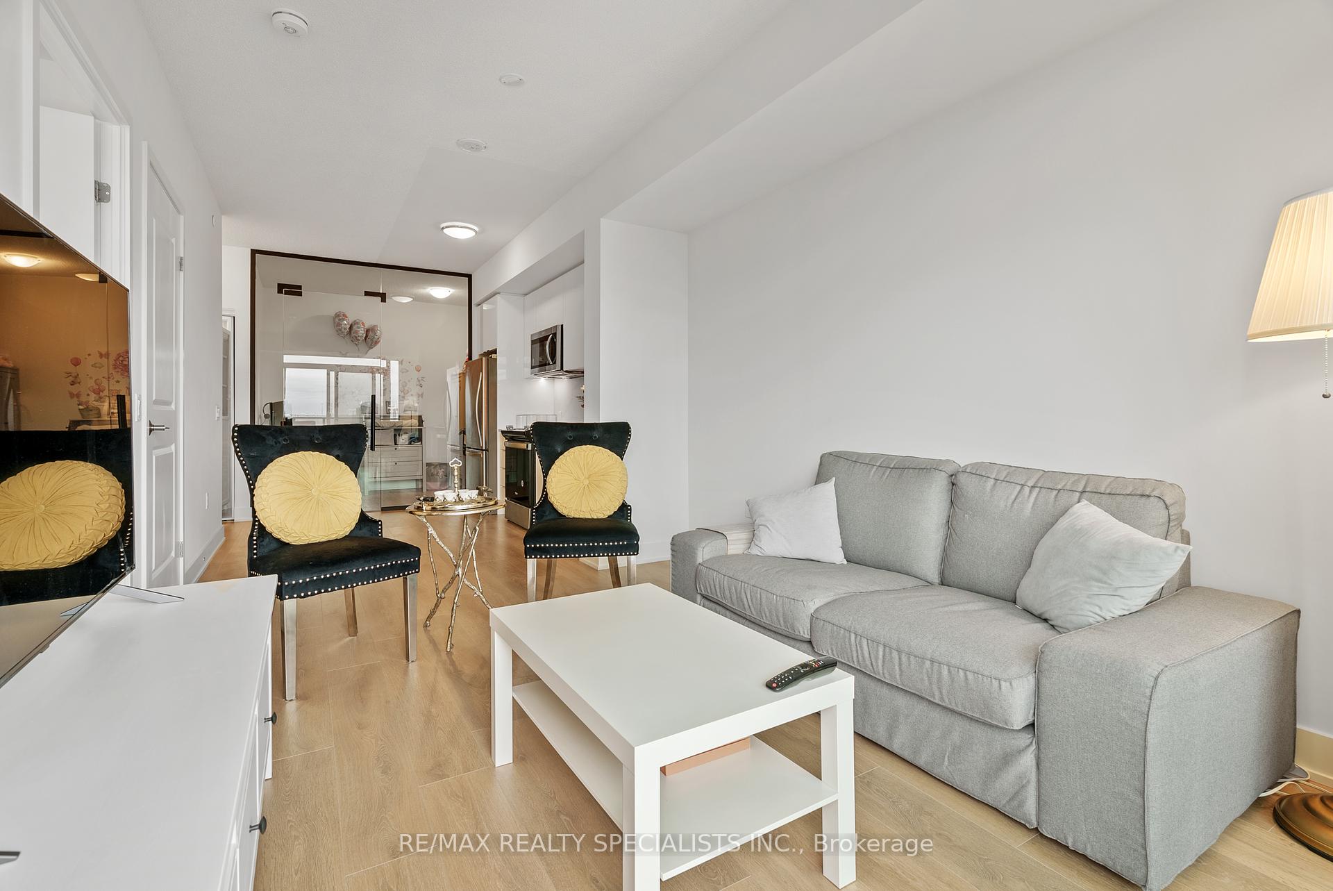 2 Bedrooms Co-op at 202 Burnhamthorpe, Mississauga For sale