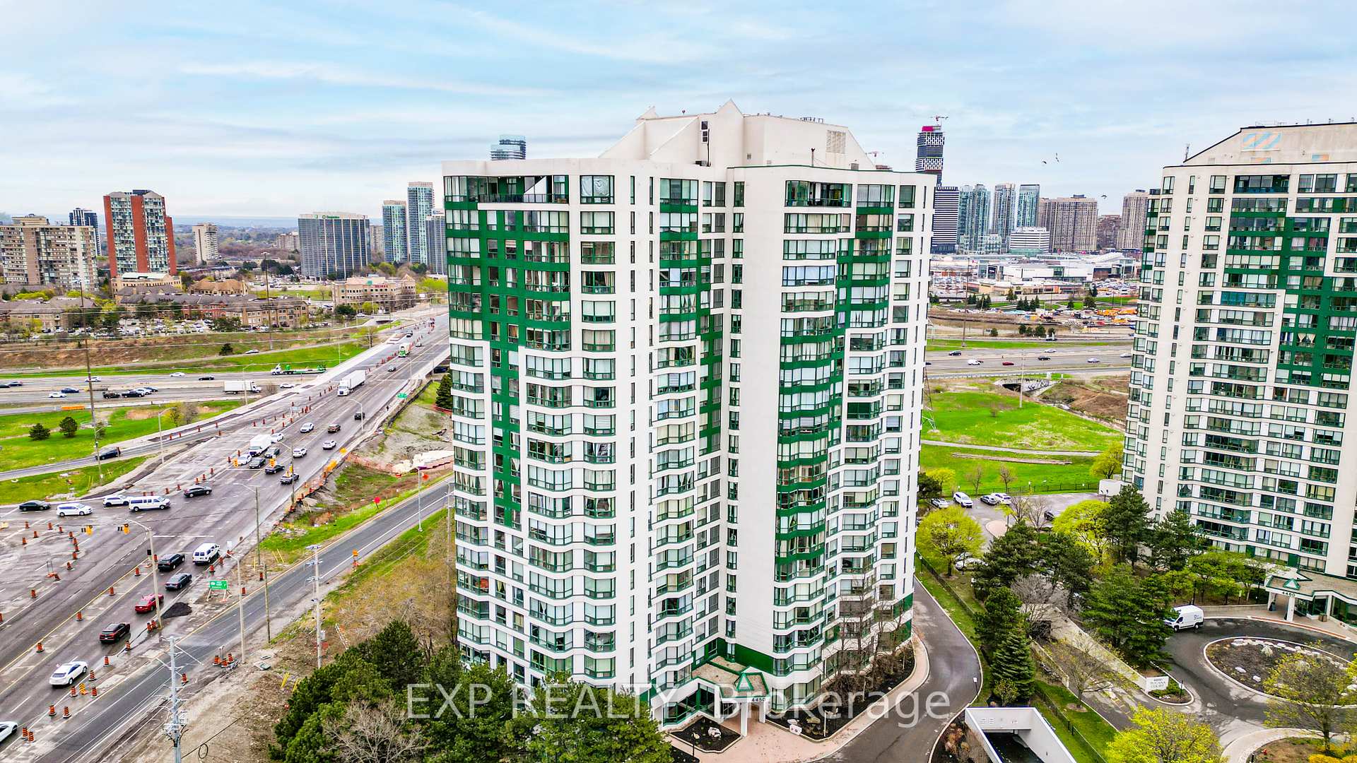 3 Bedrooms Condo at 4450 Tucana,  Mississauga For sale