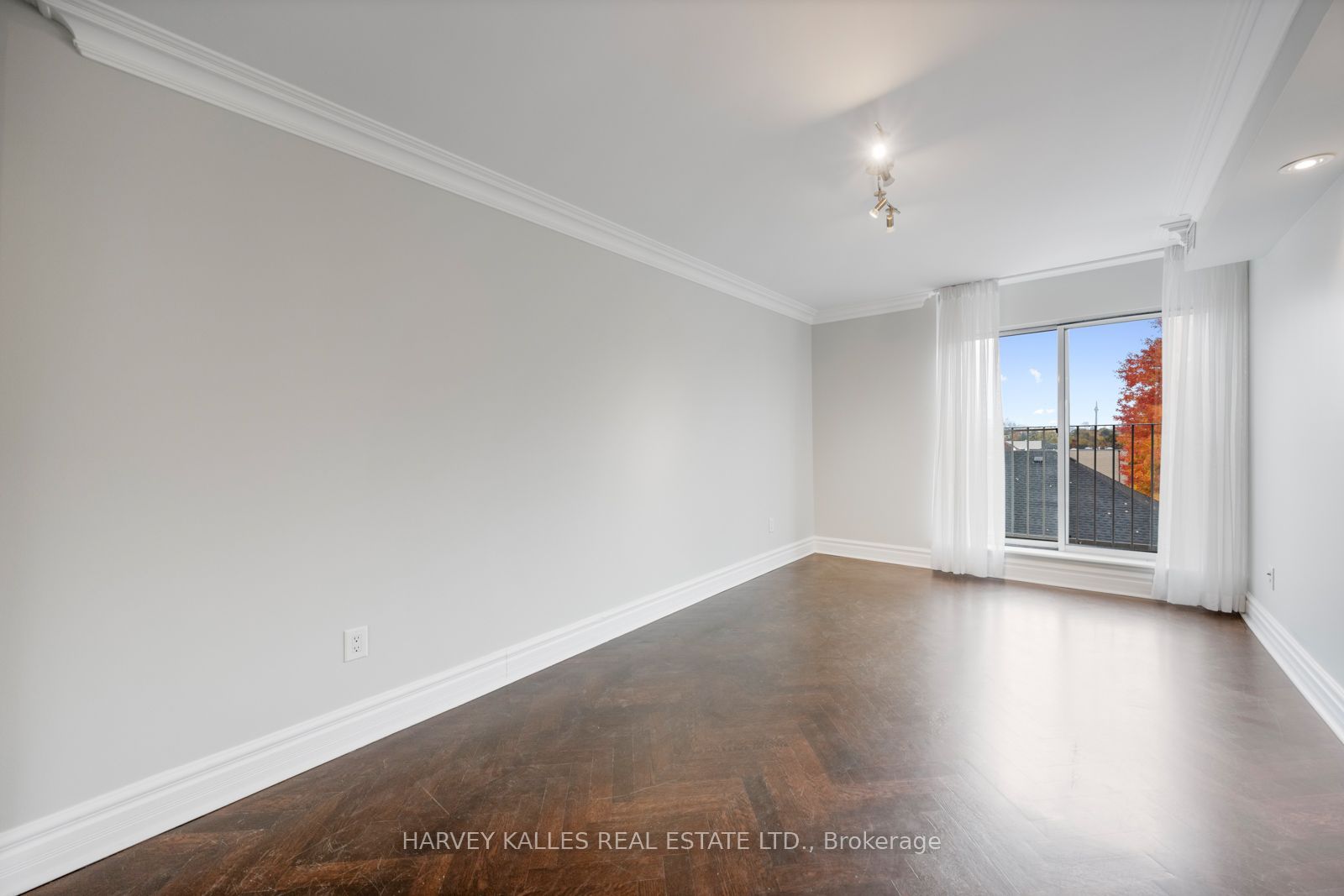 70 Elmsthorpe Avenue PH-401