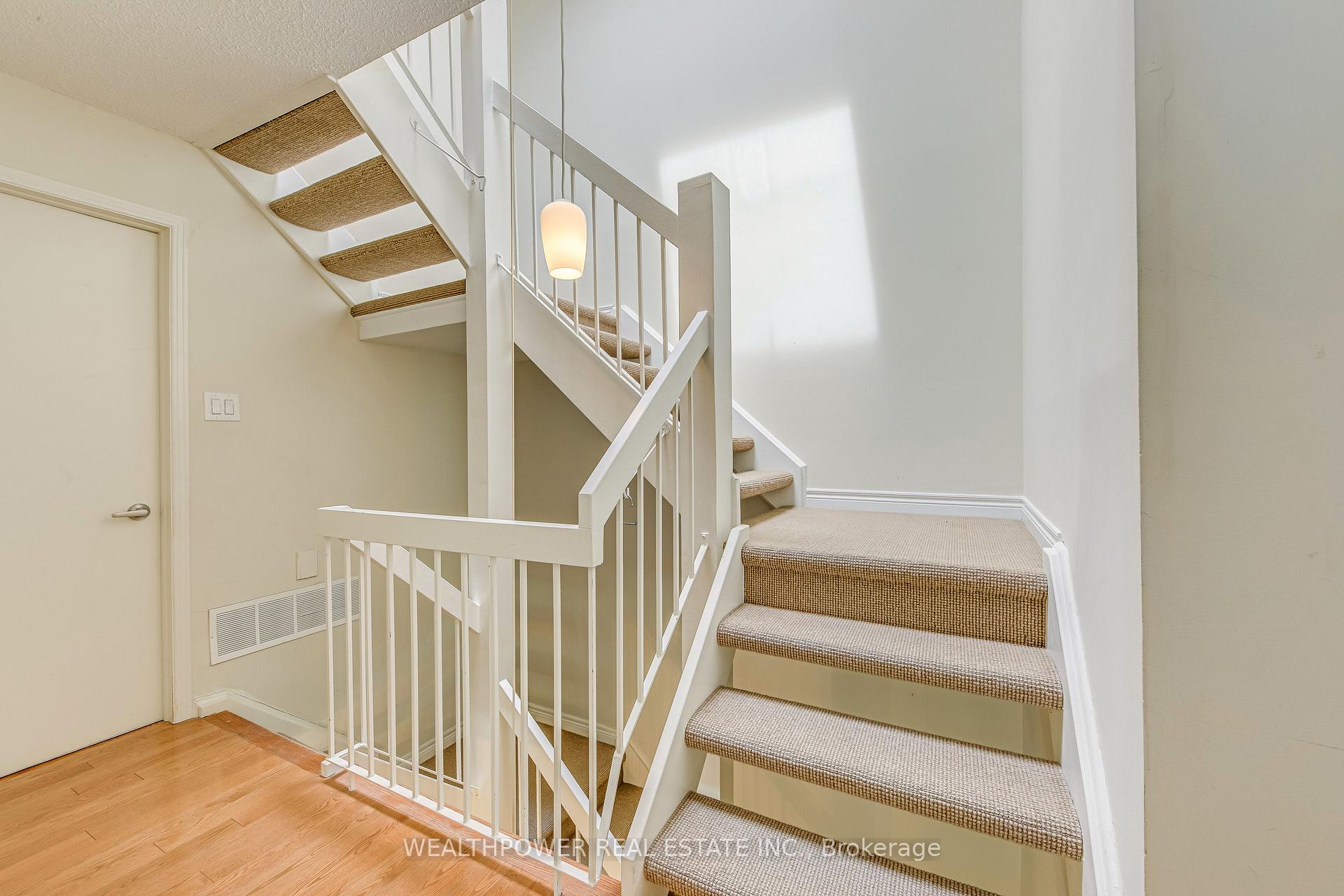 3 Bedrooms Condo at 1250 Marlborough, Oakville For sale