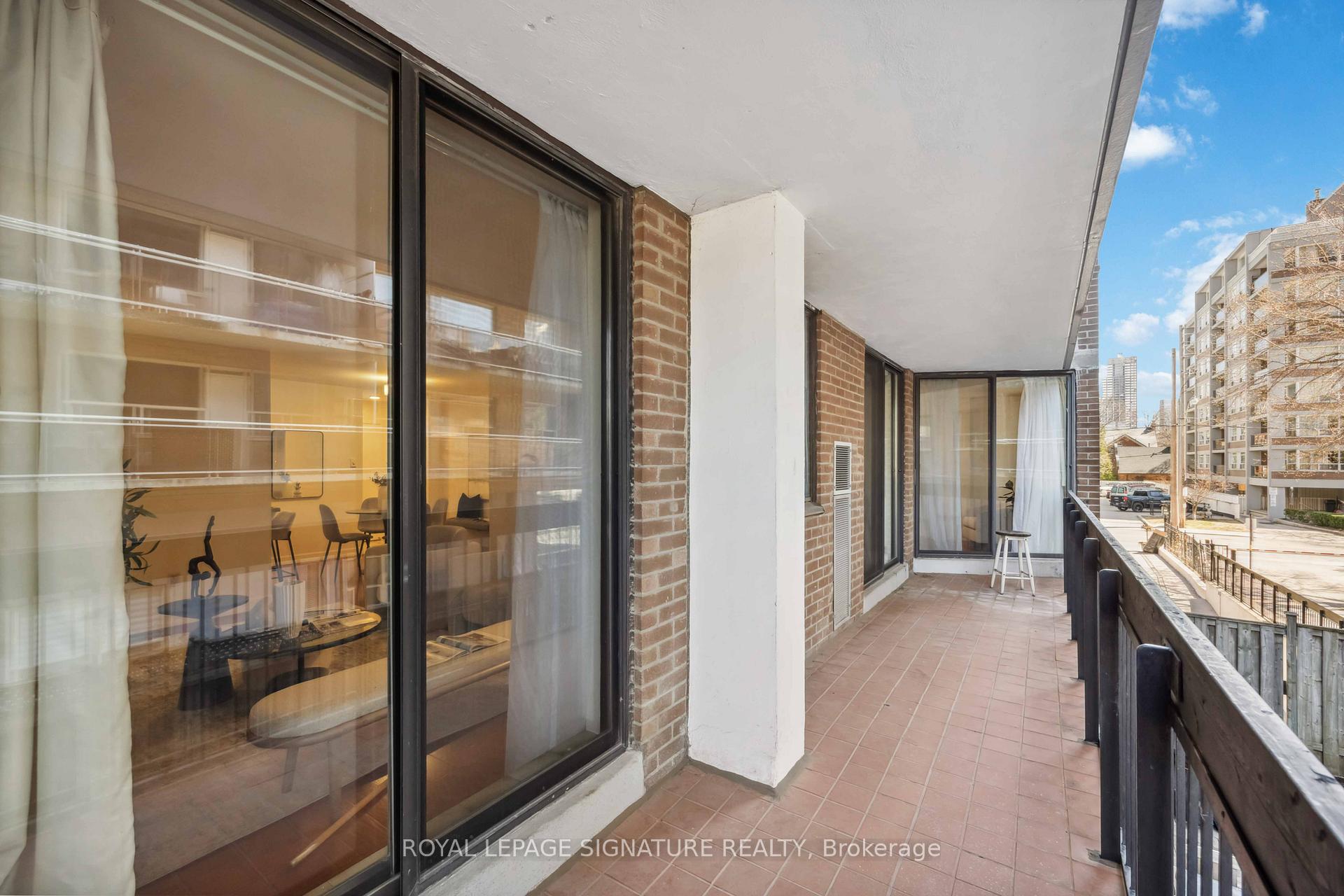 2 Bedrooms Condo at 212 St. George, Toronto For sale