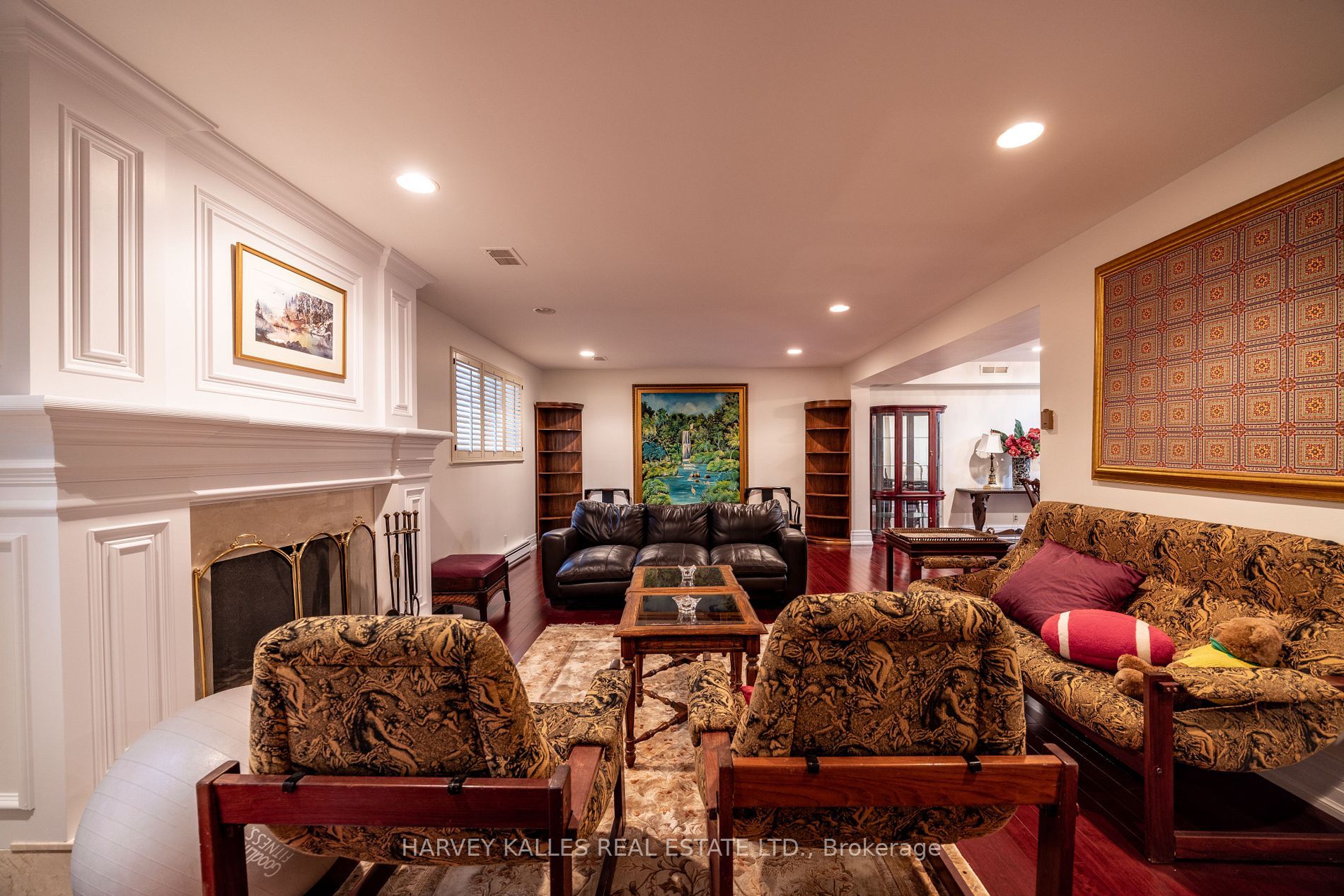6 Versailles Court