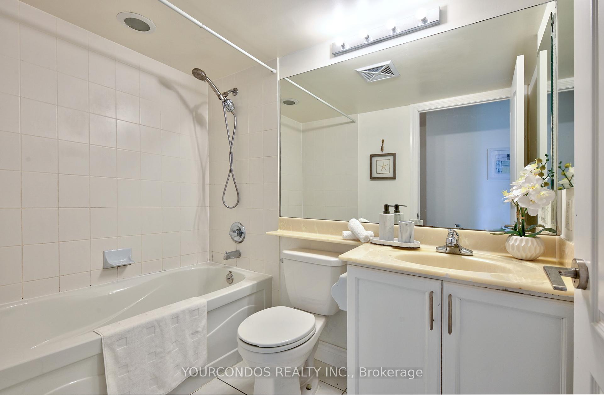 2 Bedrooms Condo at 60 Town Centre, Toronto For sale