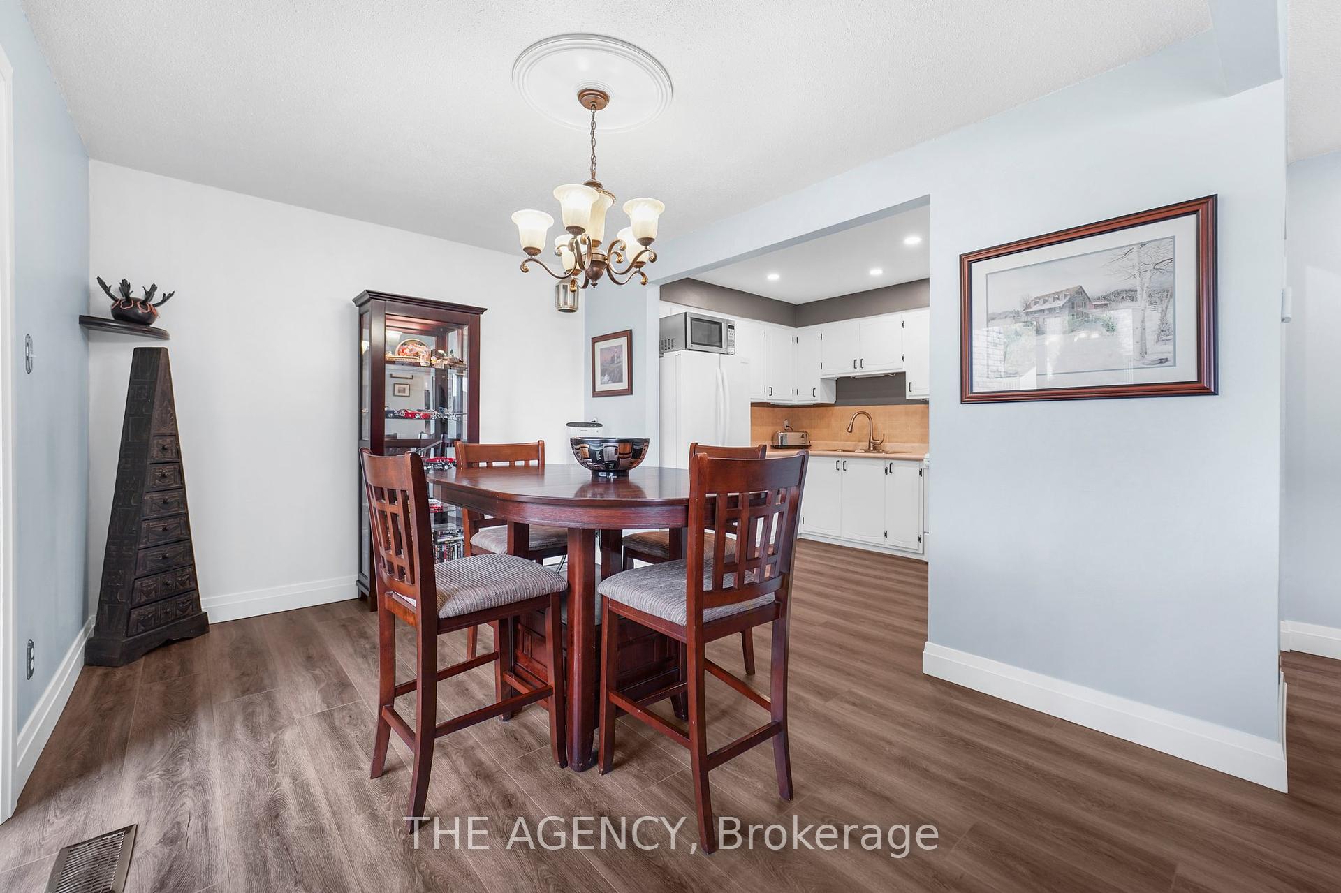 3 Bedrooms Condo at 965 Francis, Burlington For sale