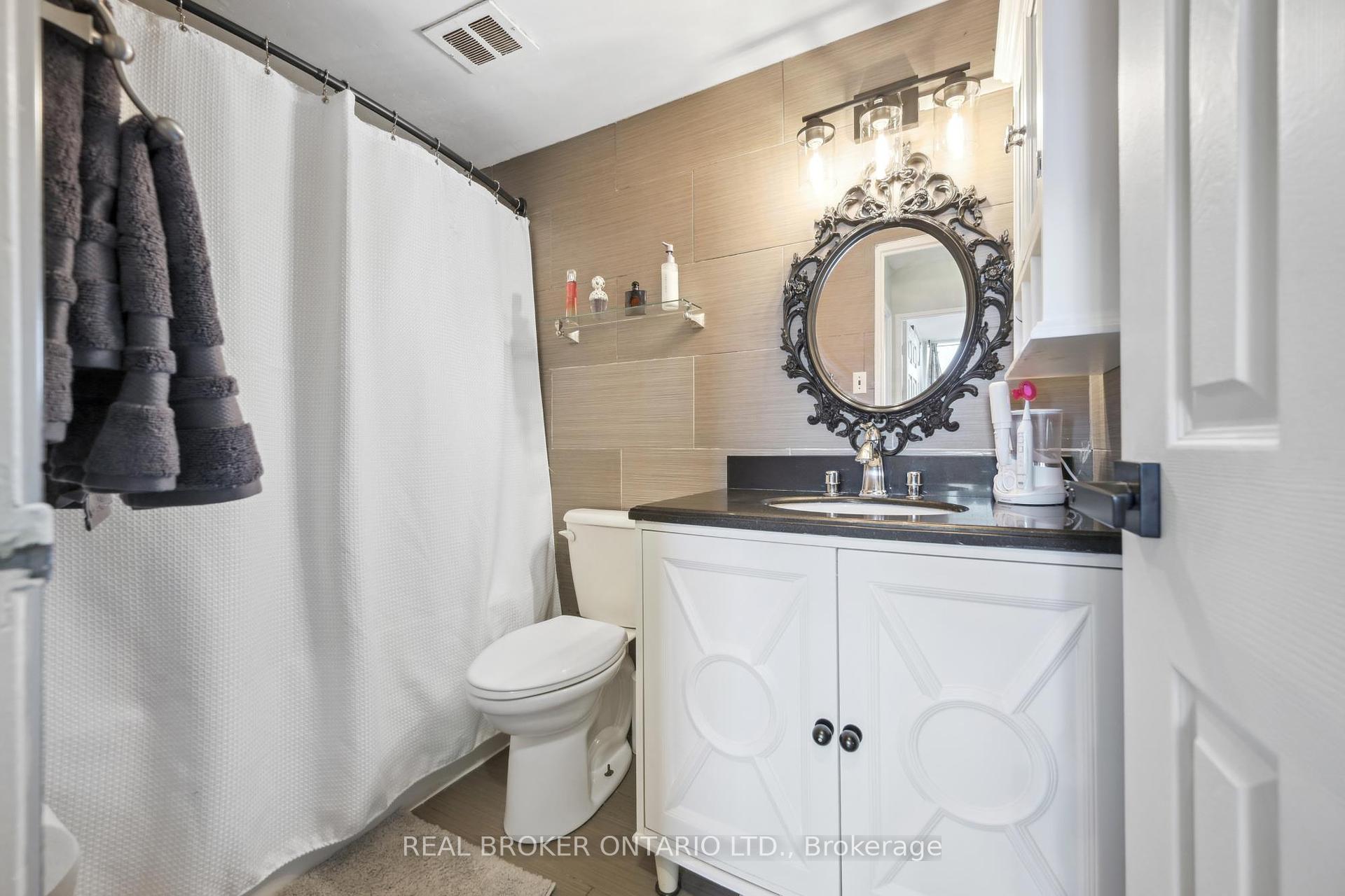 2 Bedrooms Condo at 451 The West Mall, Toronto For sale