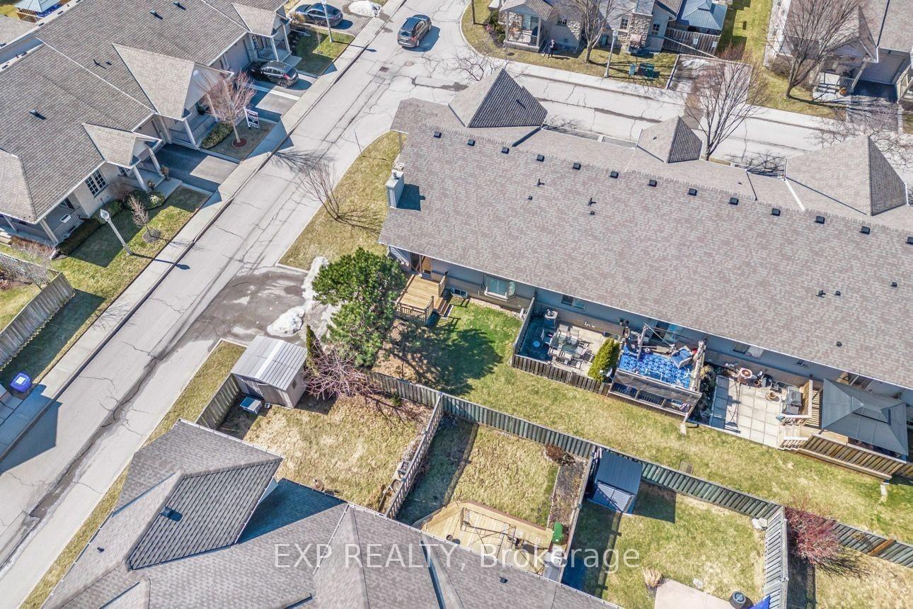 2 Bedrooms Condo at 34 Southbrook, Hamilton For sale