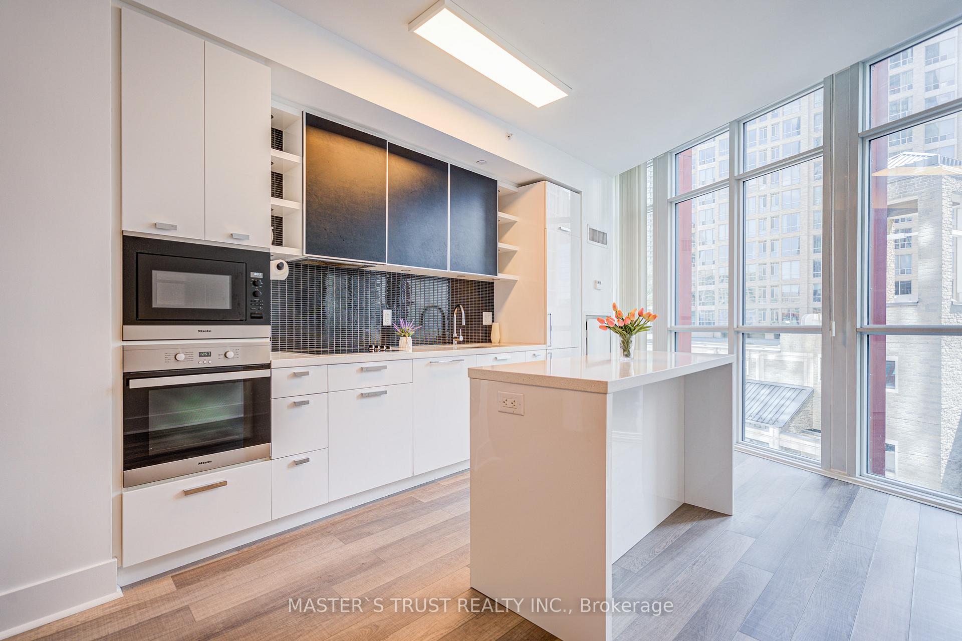 2 Bedrooms Condo at 32 Davenport, Toronto For sale