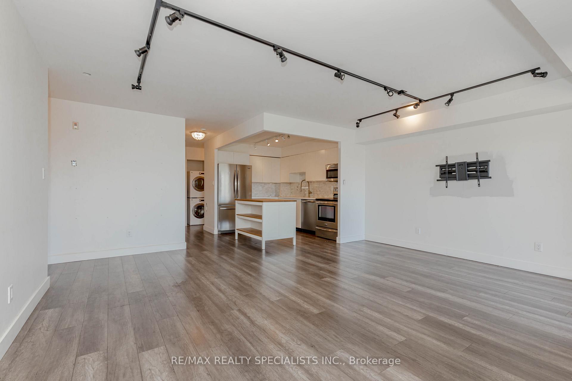 2 Bedrooms Condo at 32 Tannery, Mississauga For sale