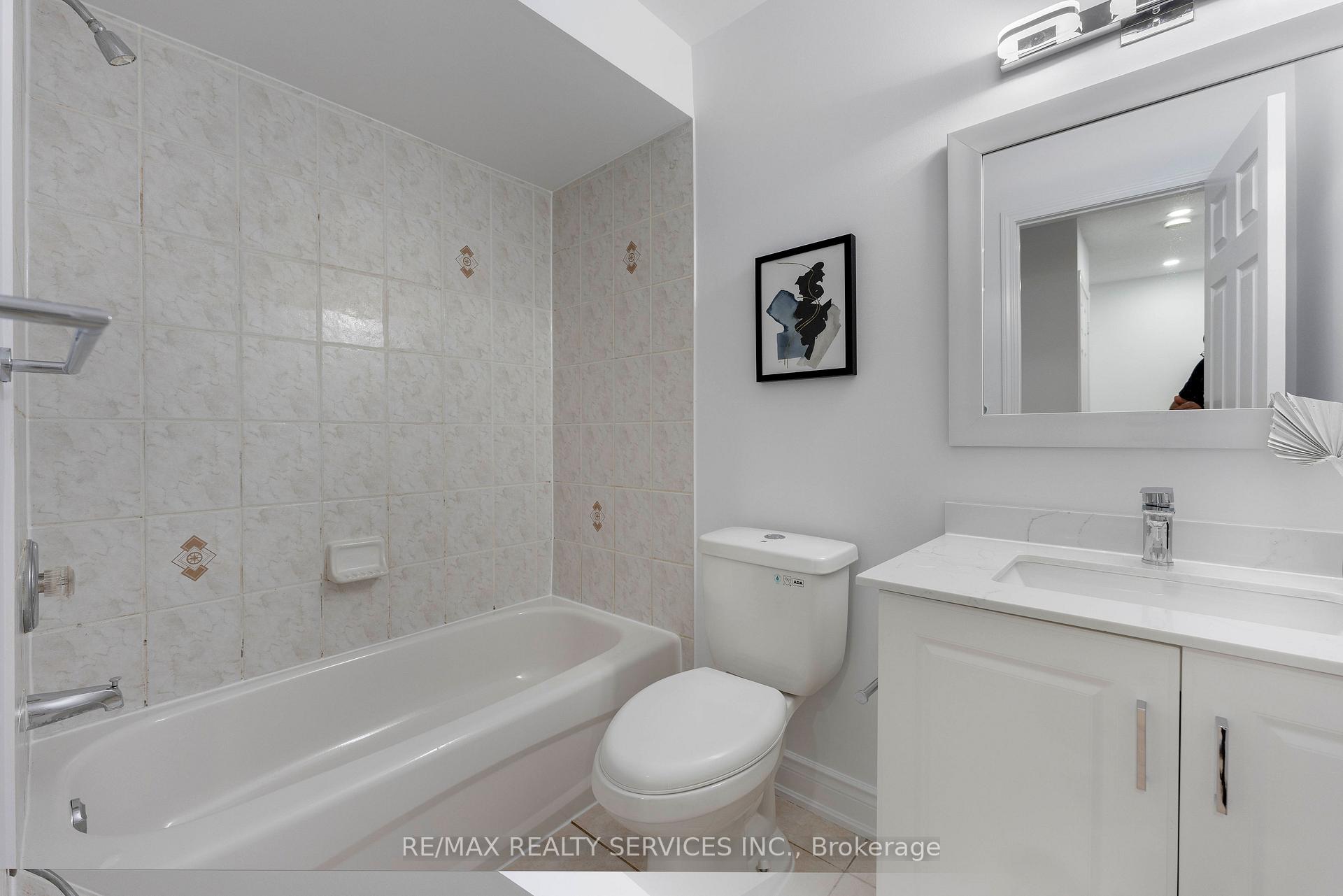 4 Bedrooms Condo at 80 Acorn, Mississauga For sale