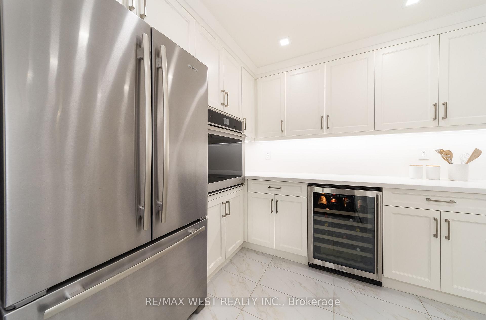 4 Bedrooms Condo at 61 Richview, Toronto For sale