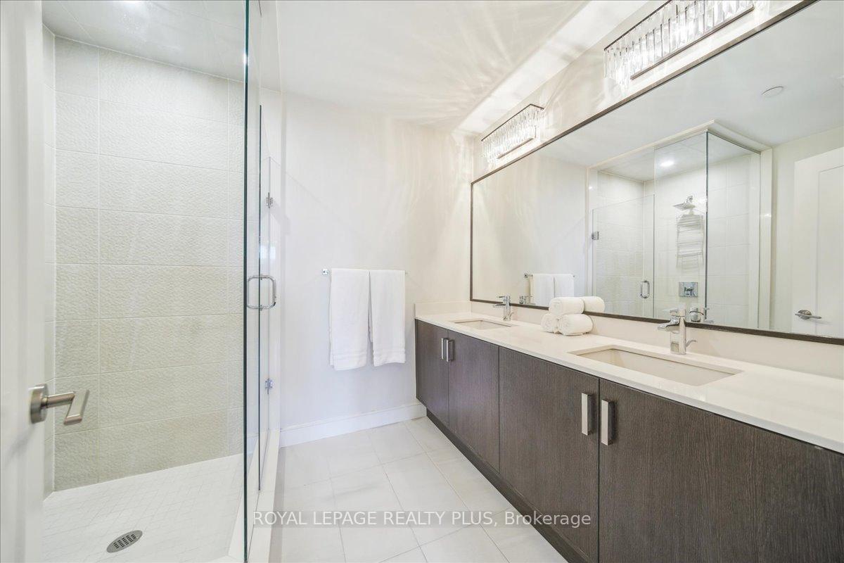 3 Bedrooms Condo at 1575 Lakeshore, Mississauga For sale