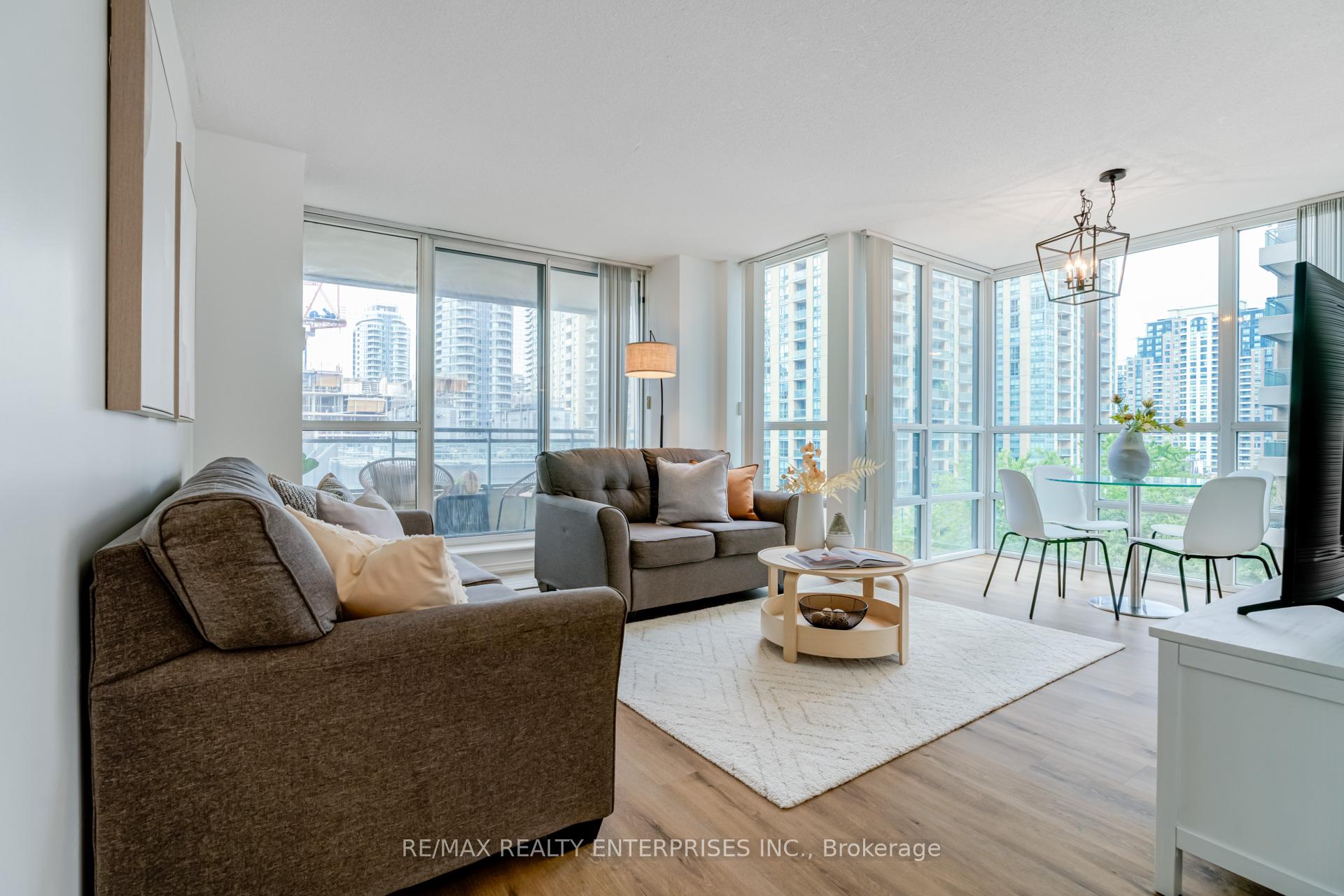 2 Bedrooms Condo at 29 Pemberton, Toronto For sale