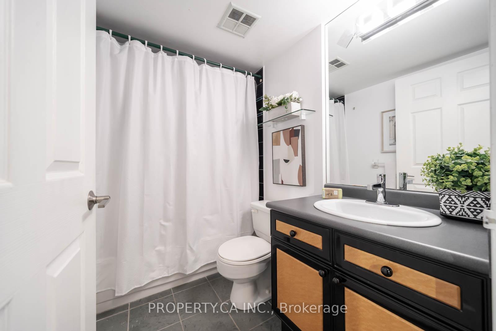 3 Bedrooms Condo at 7300 Yonge, Vaughan For sale