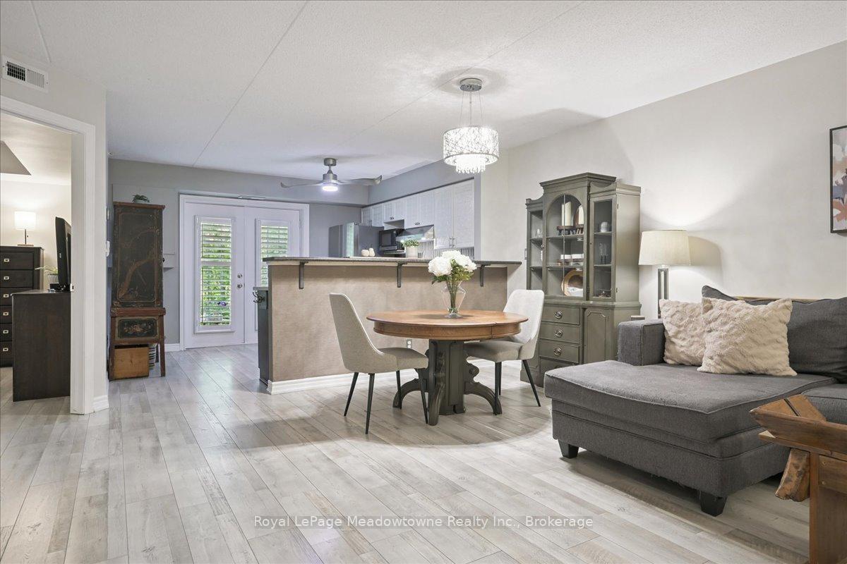 2 Bedrooms Condo at 1450 Bishops, Oakville For sale