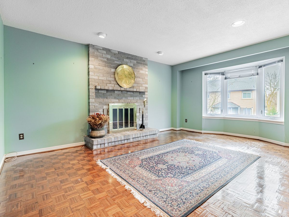 18 Finlayson Court W