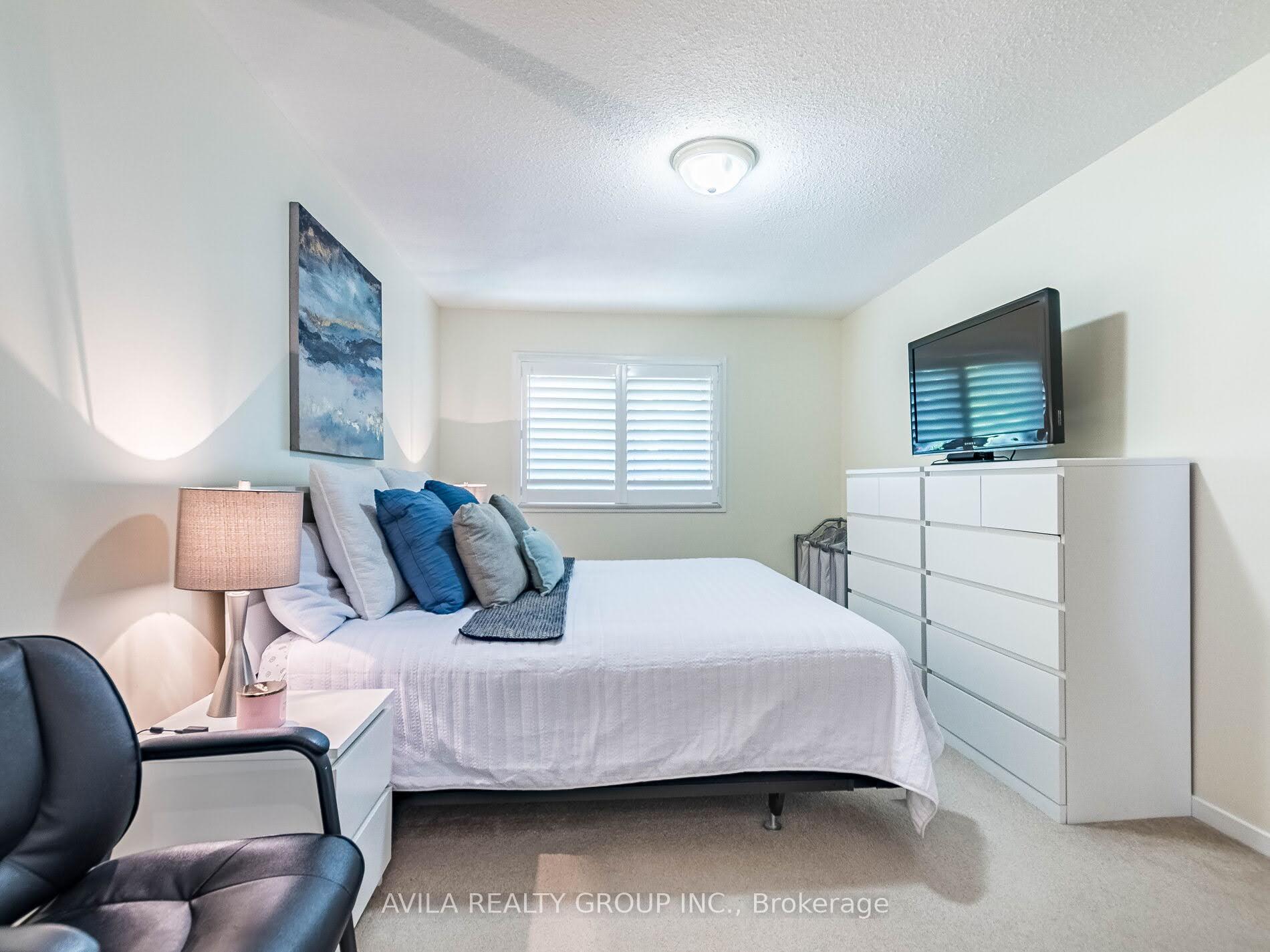 4 Bedrooms Condo at 750 Burnhamthorpe, Mississauga For sale