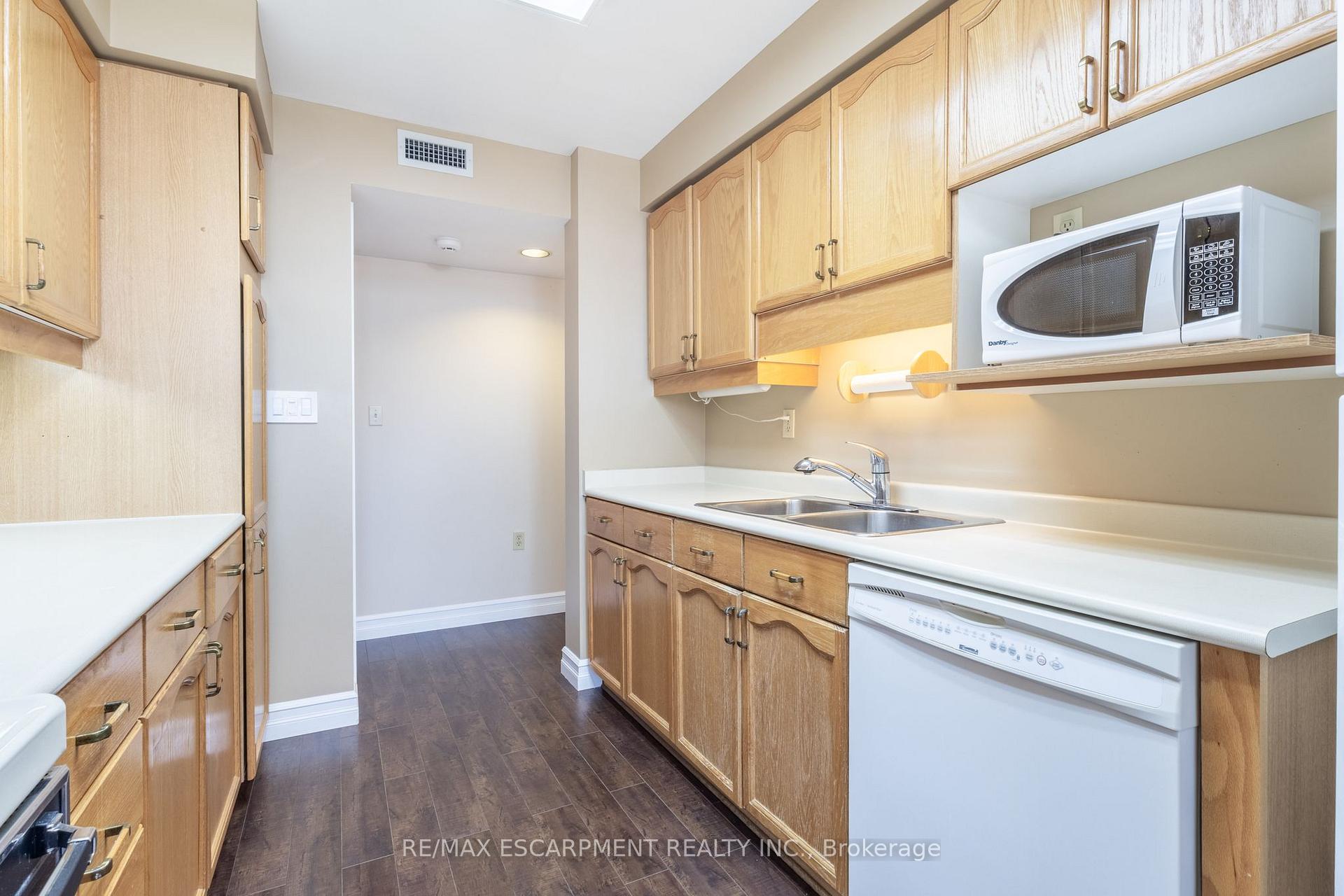 2 Bedrooms Condo at 2199 Sixth,  Oakville For sale