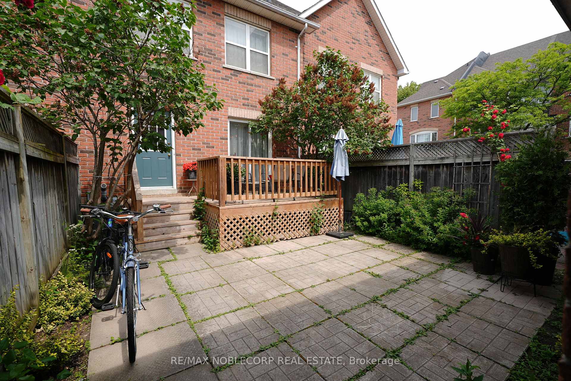 4 Bedrooms Condo at 17 Overlea, Toronto For sale