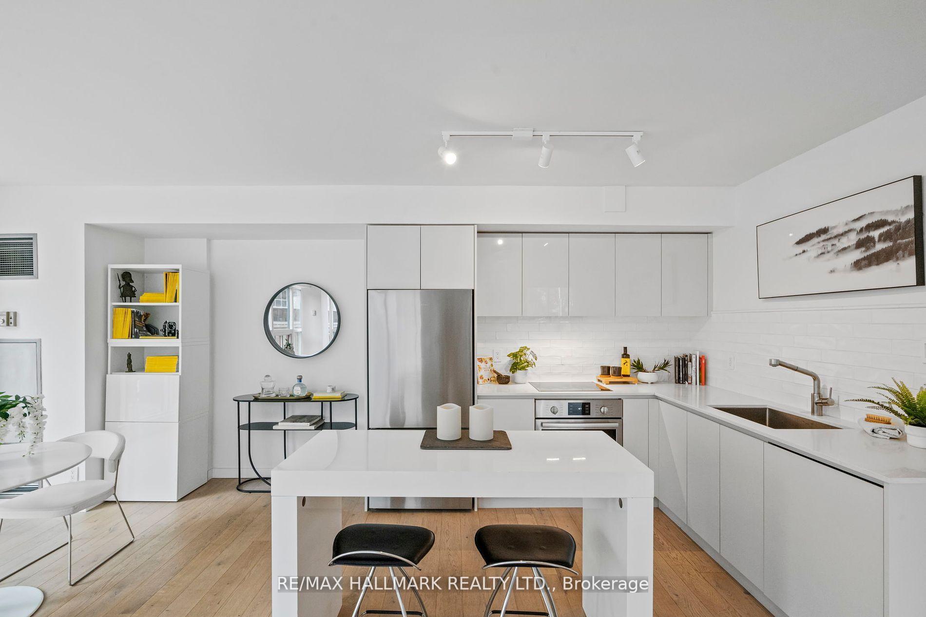 2 Bedrooms Condo at 77 Harbour, Toronto For sale