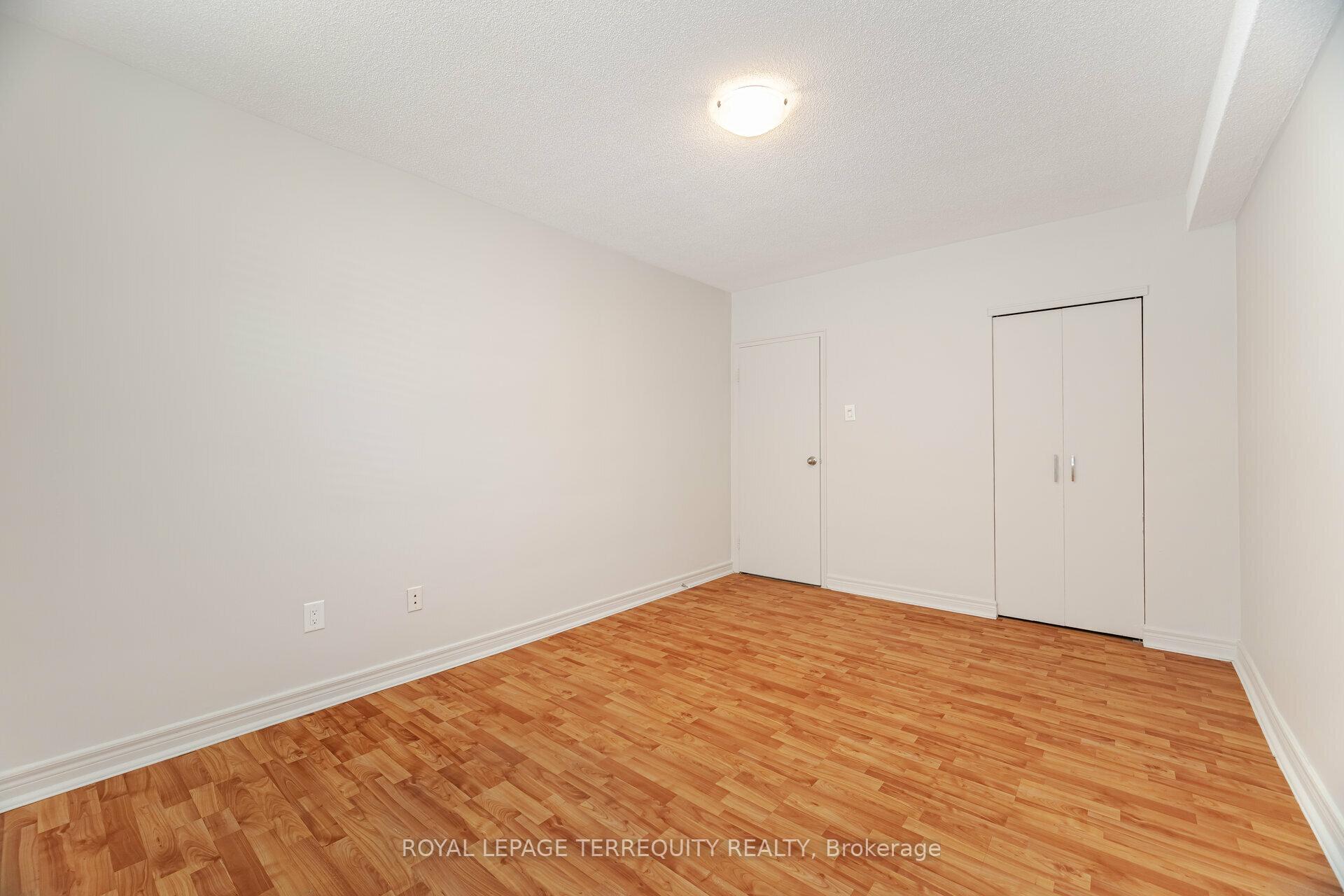 2 Bedrooms Condo at 81 Charlton, Hamilton For sale