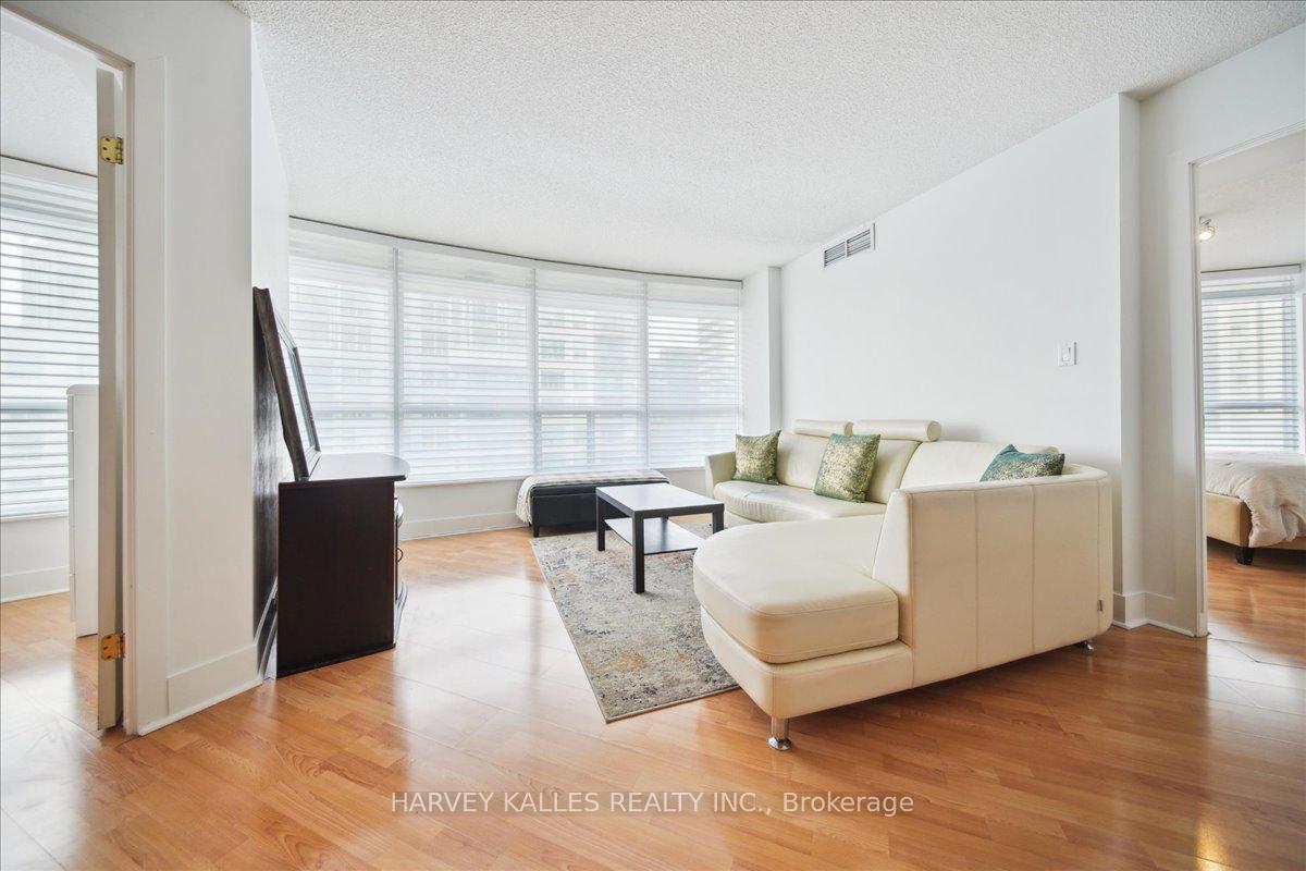 2 Bedrooms Condo at 550 Queens, Toronto For sale