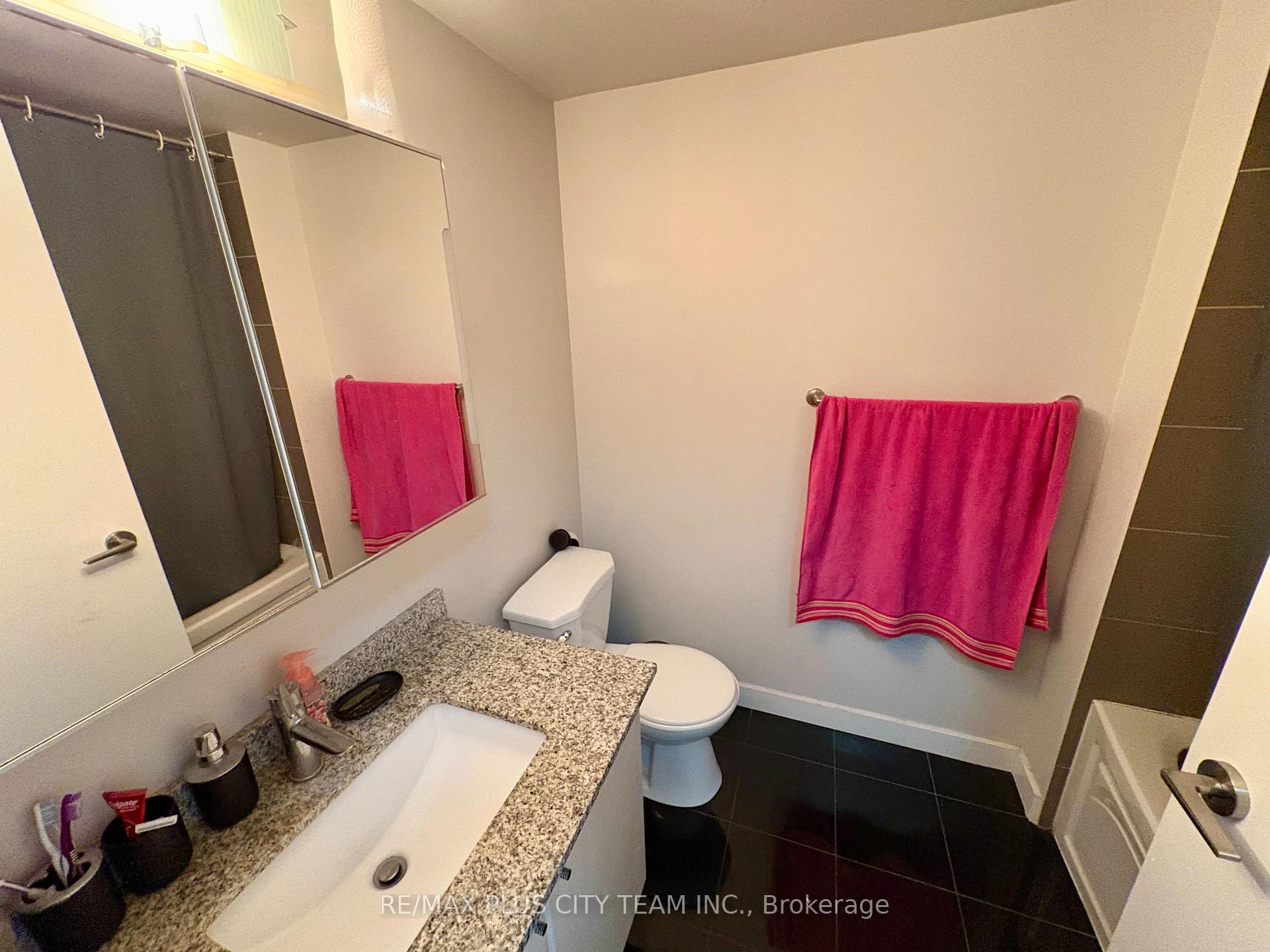 2 Bedrooms Condo at 18 Harbour,  Toronto For sale