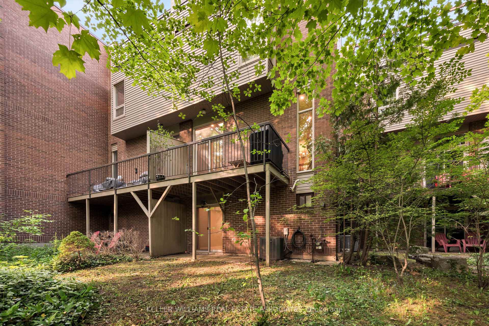 3 Bedrooms Condo at 1250 Marlborough, Oakville For sale