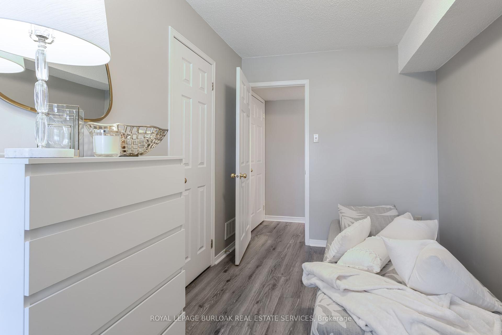 2 Bedrooms Condo at 2110 Cleaver, Burlington For sale