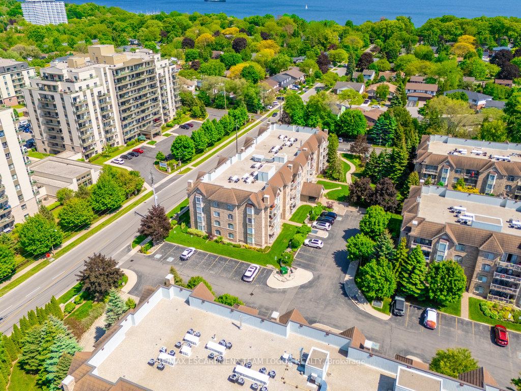 2 Bedrooms Condo at 216 Plains Road West, Burlington For sale