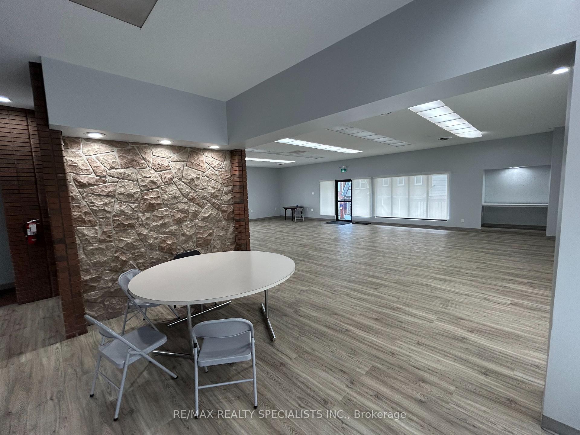 4 Bedrooms Condo at 2230 Upper Middle, Burlington For sale