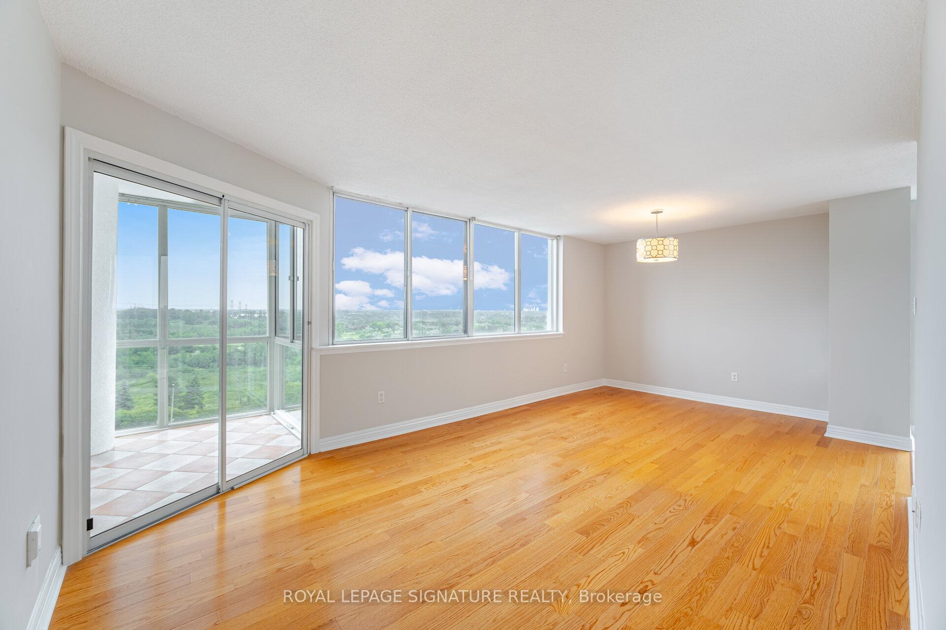 3 Bedrooms Condo at 10 Markbrook, Toronto For sale