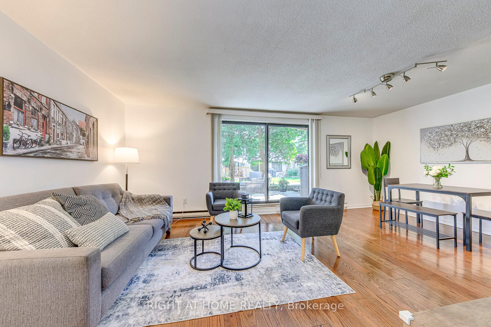 3 Bedrooms Condo at 1058 Falgarwood, Oakville For sale