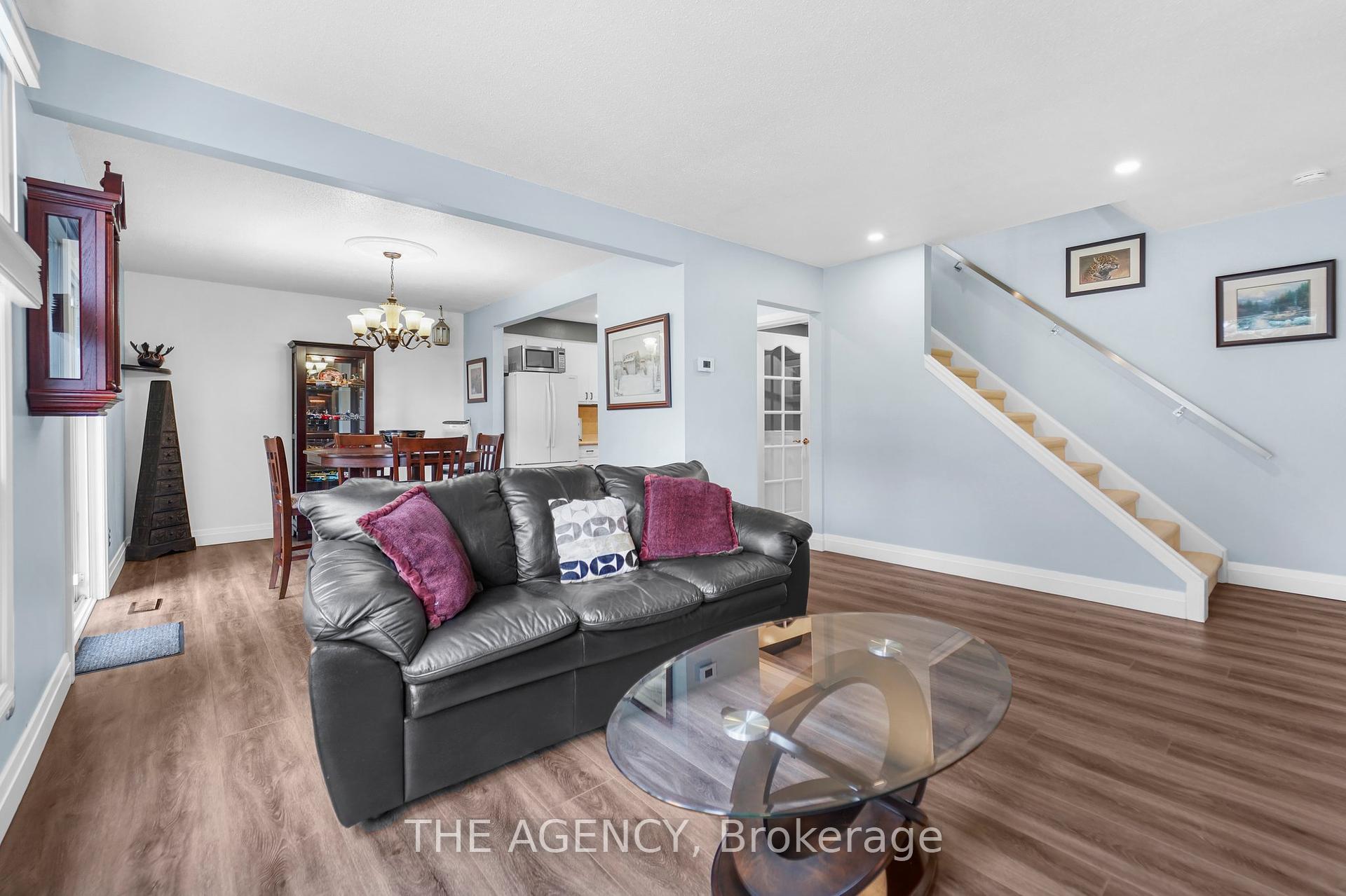 3 Bedrooms Condo at 965 Francis, Burlington For sale