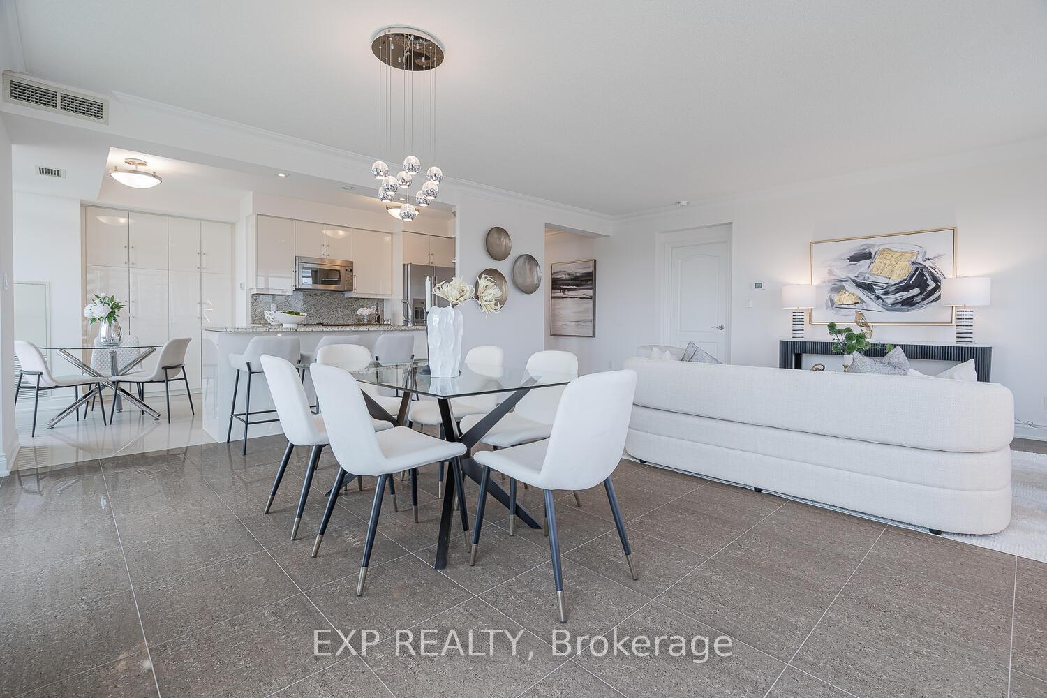 3 Bedrooms Condo at 88 Promenade, Vaughan For sale